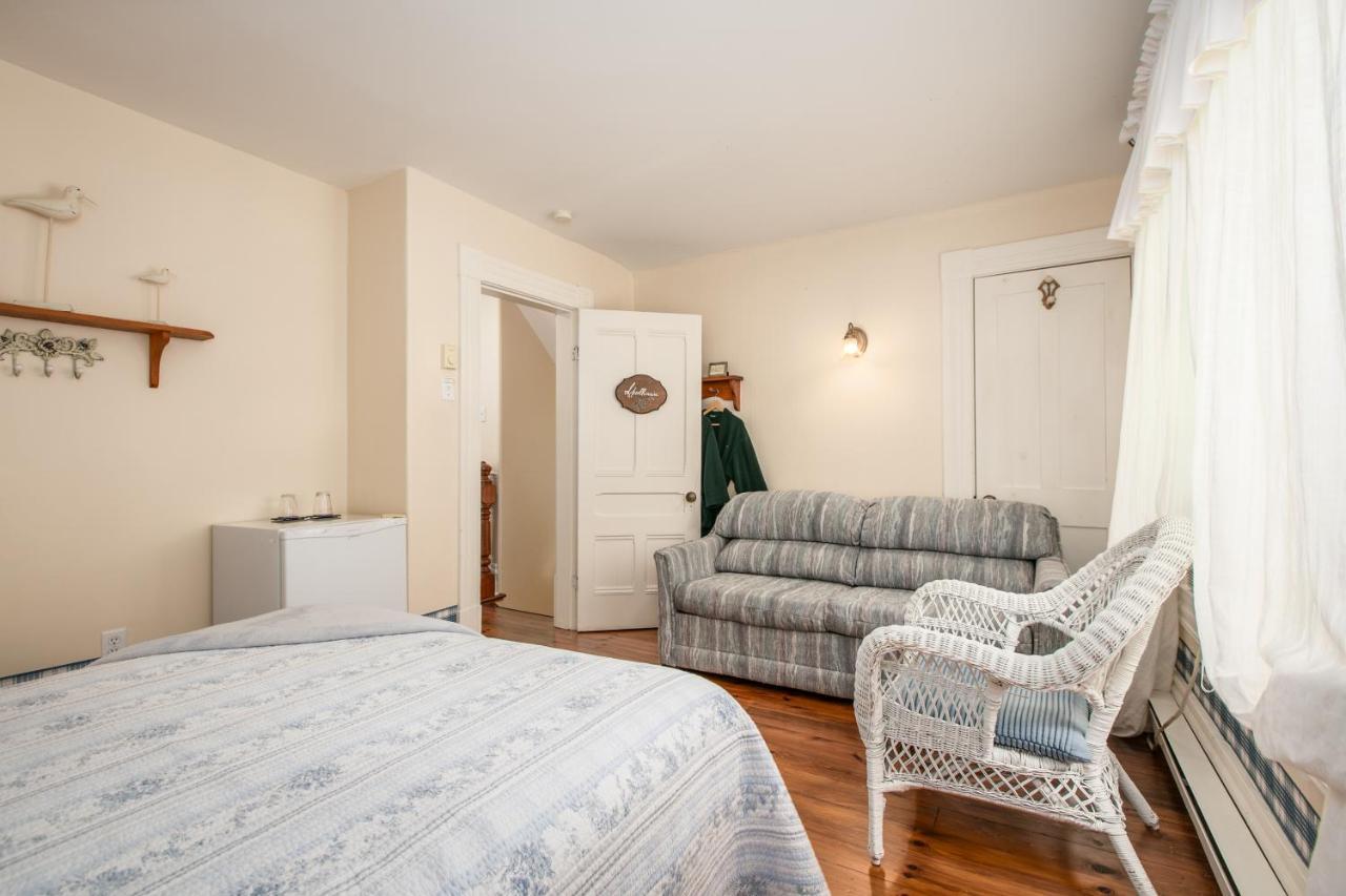 Queen Room with Shared Bathroom
