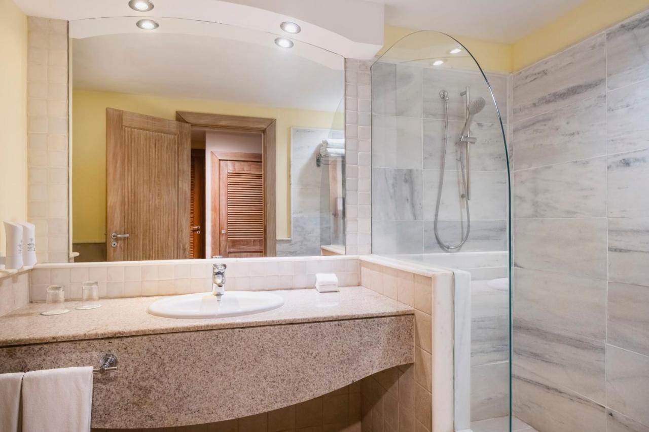 Habitación cerca de la piscina (1 niño de hasta 12 años incluido)