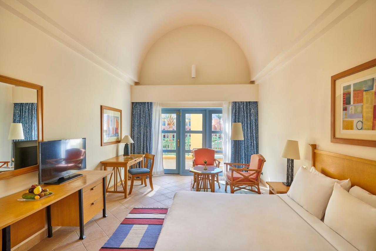 Standard Zimmer mit Kingsize-Bett, Garten- und Bergblick