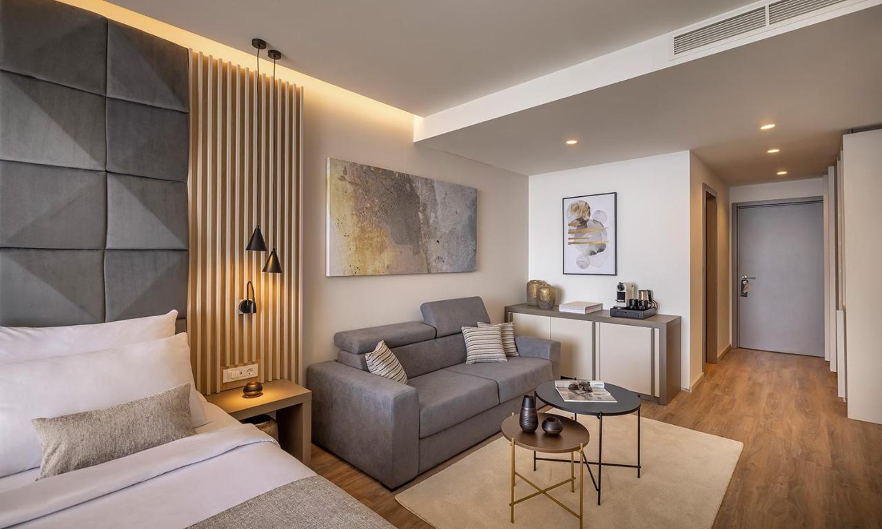 Deluxe Zimmer mit Balkon und teilweisem Meerblick