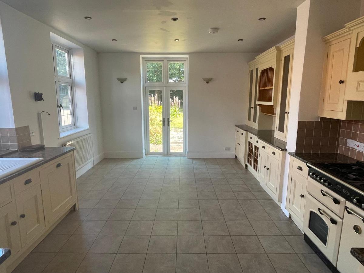 Double Room with shared bathroom (medium)