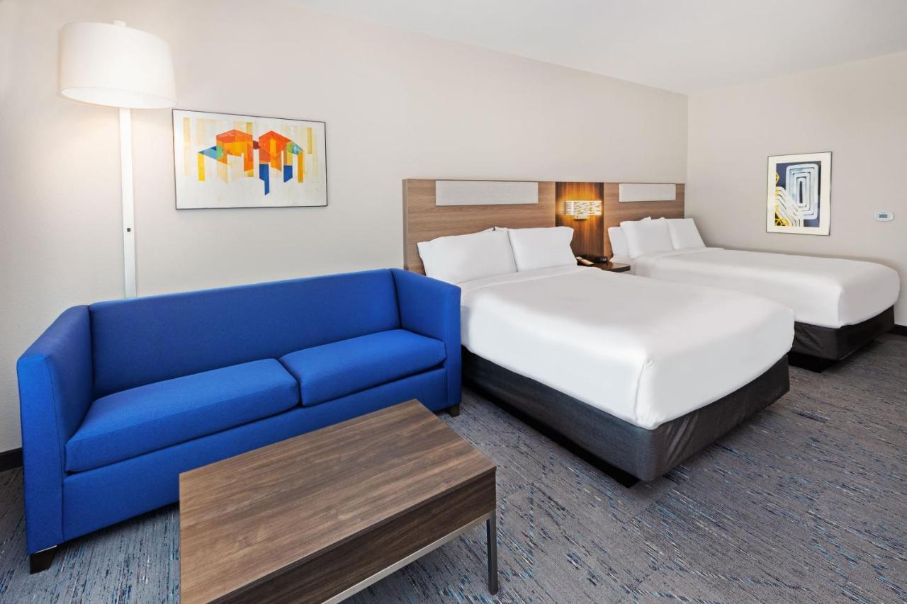 Queen Suite Two Queen Beds