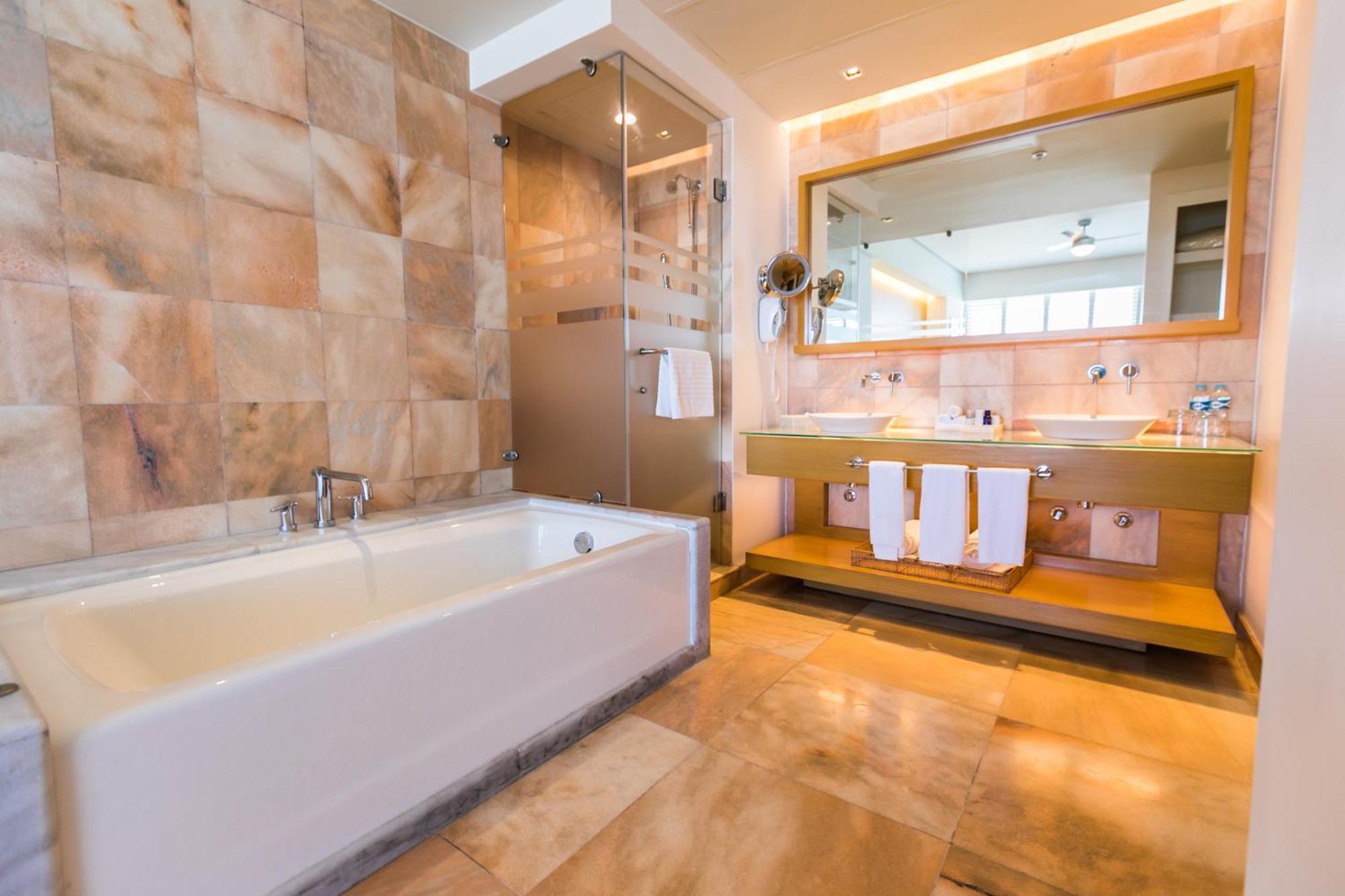 Suite Junior con cama extragrande y vistas al complejo