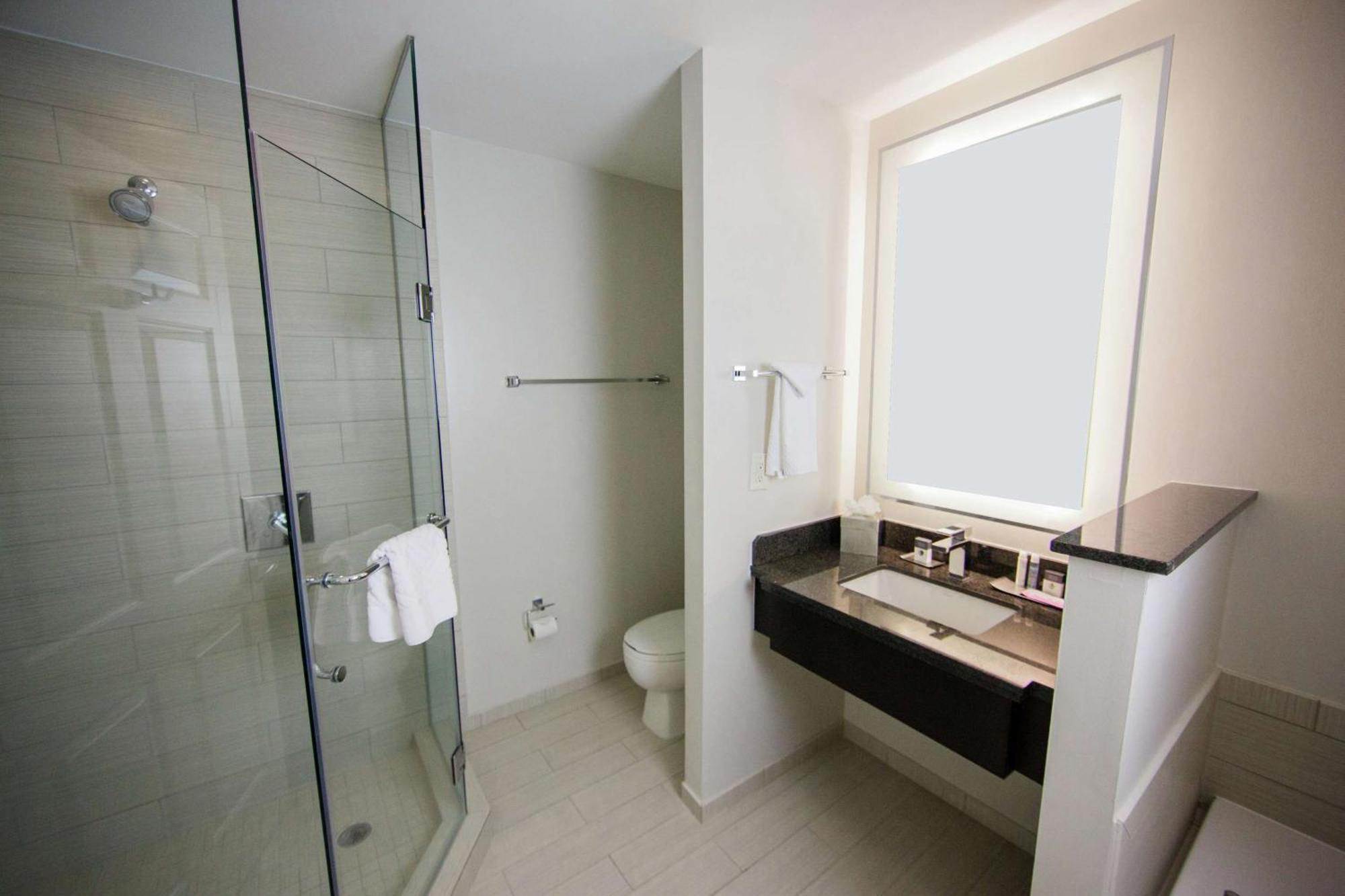 King Room with Accessible Tub - Mobility and Hearing Access/Non-Smoking