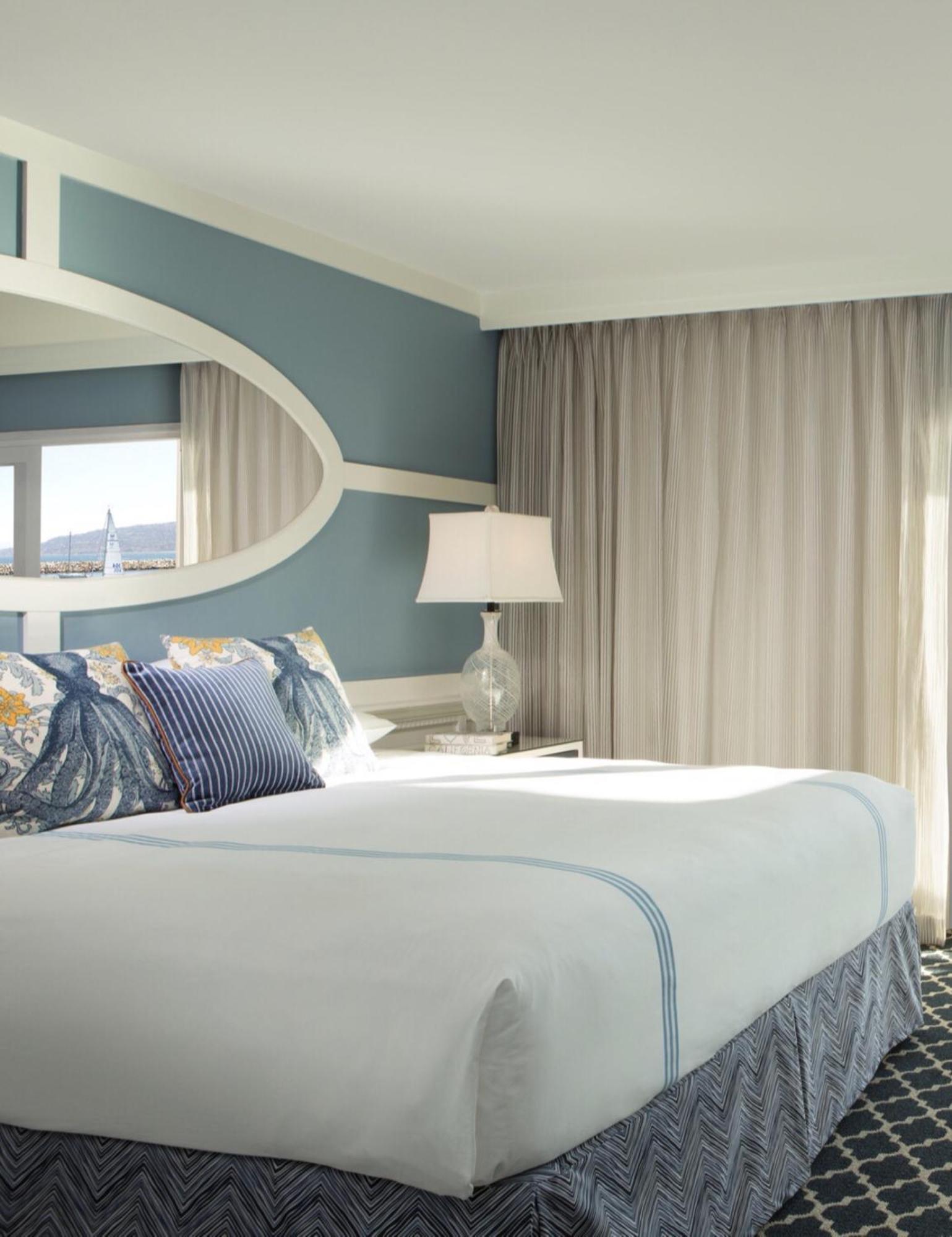 Zimmer mit Kingsize-Bett, Meerblick und Whirlpool-Badewanne