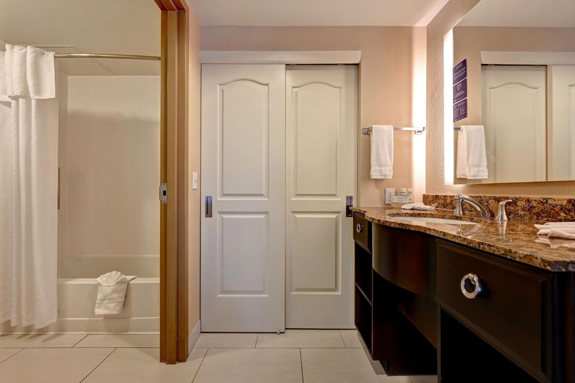 One-Bedroom Queen Suite Two Queen Beds Non-Smoking