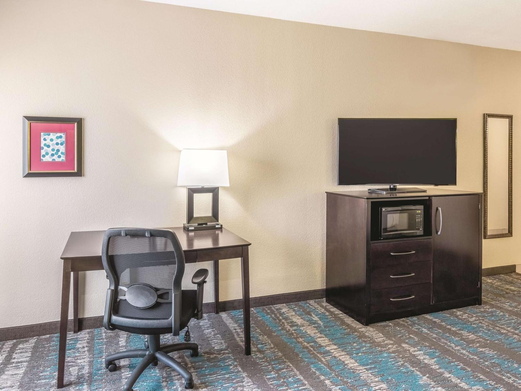 Queen Room with Two Queen Beds and Bath Tub - Mobility/Hearing Access - Non-Smoking