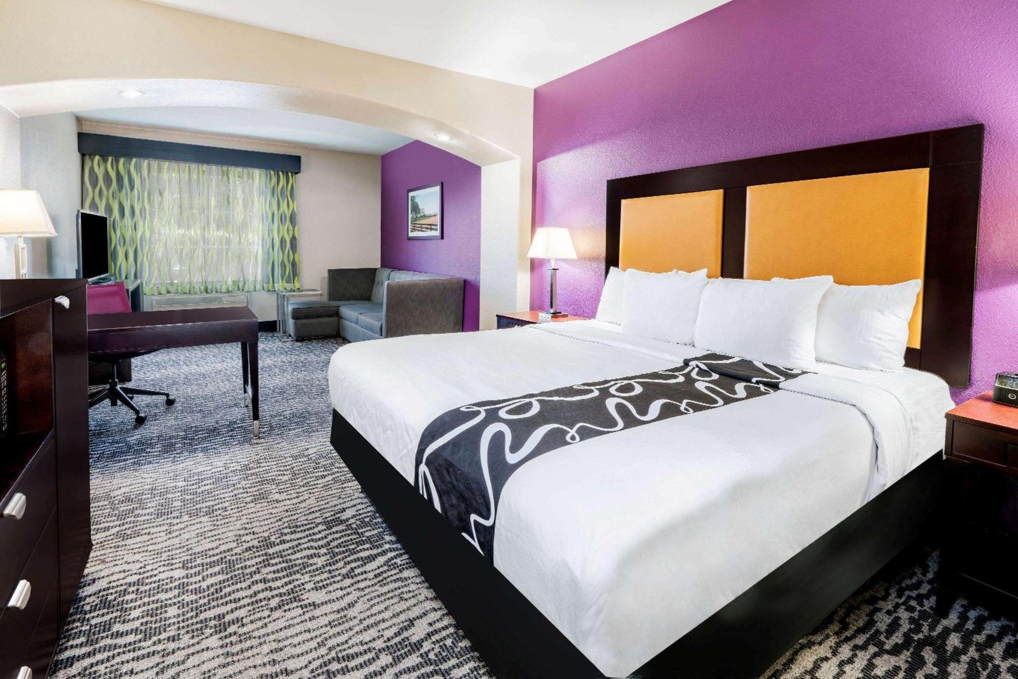 King Room with Bath Tub - Mobility/Hearing Accessible - Non-Smoking