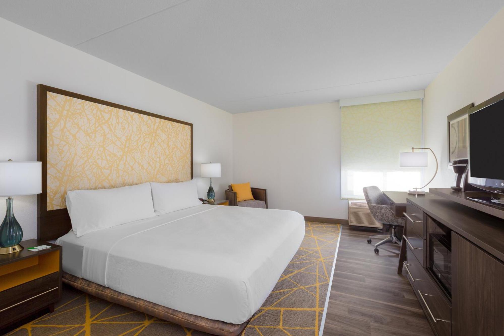King Room - Mobility Access/Roll in Shower - Non-Smoking