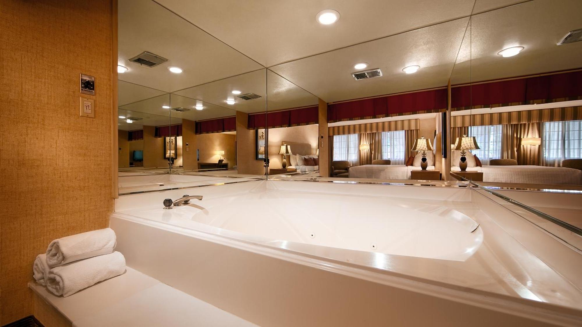 King Room with Hot Tub - Non-Smoking
