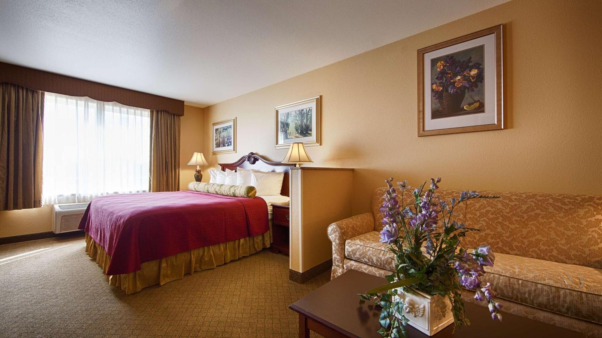 King Suite with Bathtub - Mobility Accessible/Non-Smoking