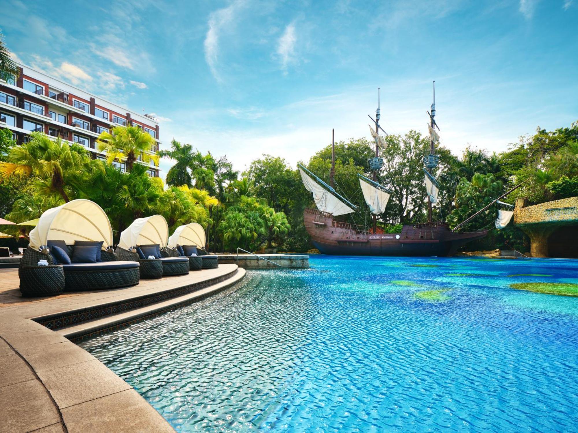 One-Bedroom Suite with Club Lounge Access