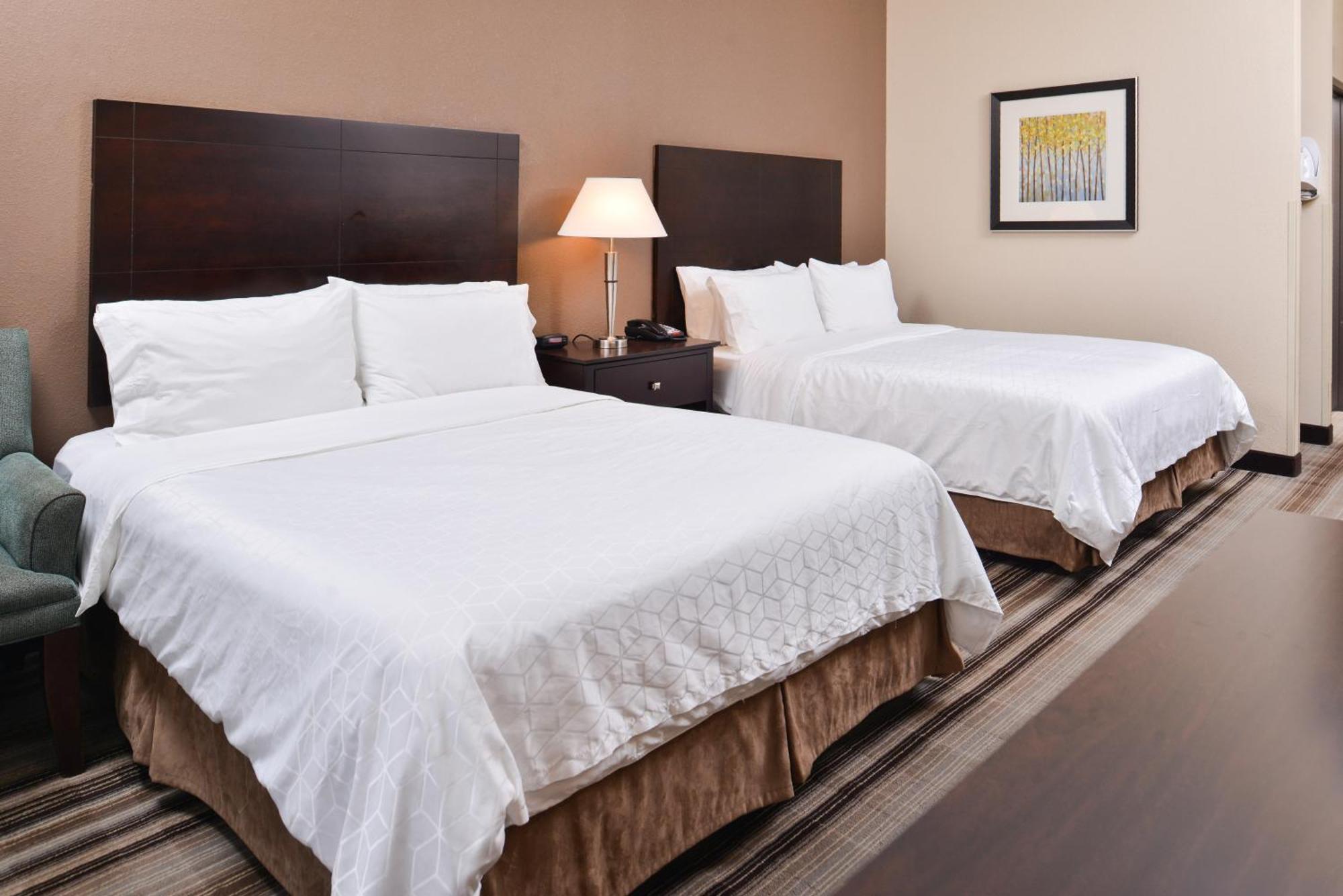 Standard Queen Room with Two Queen Beds and Mobility Accessible Tub