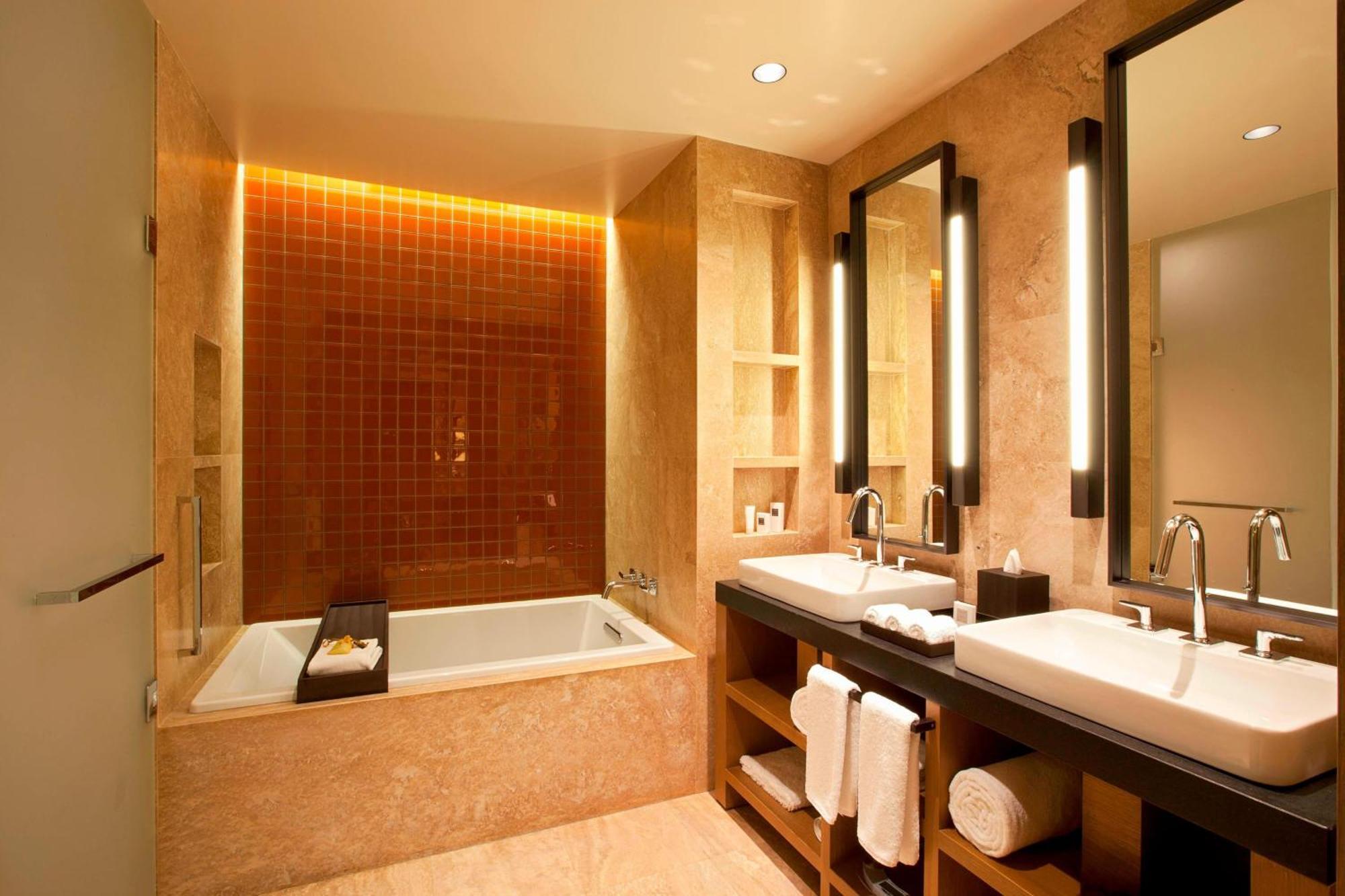 Deluxe Ocean Facing View, Guest room, 1 King  Bed