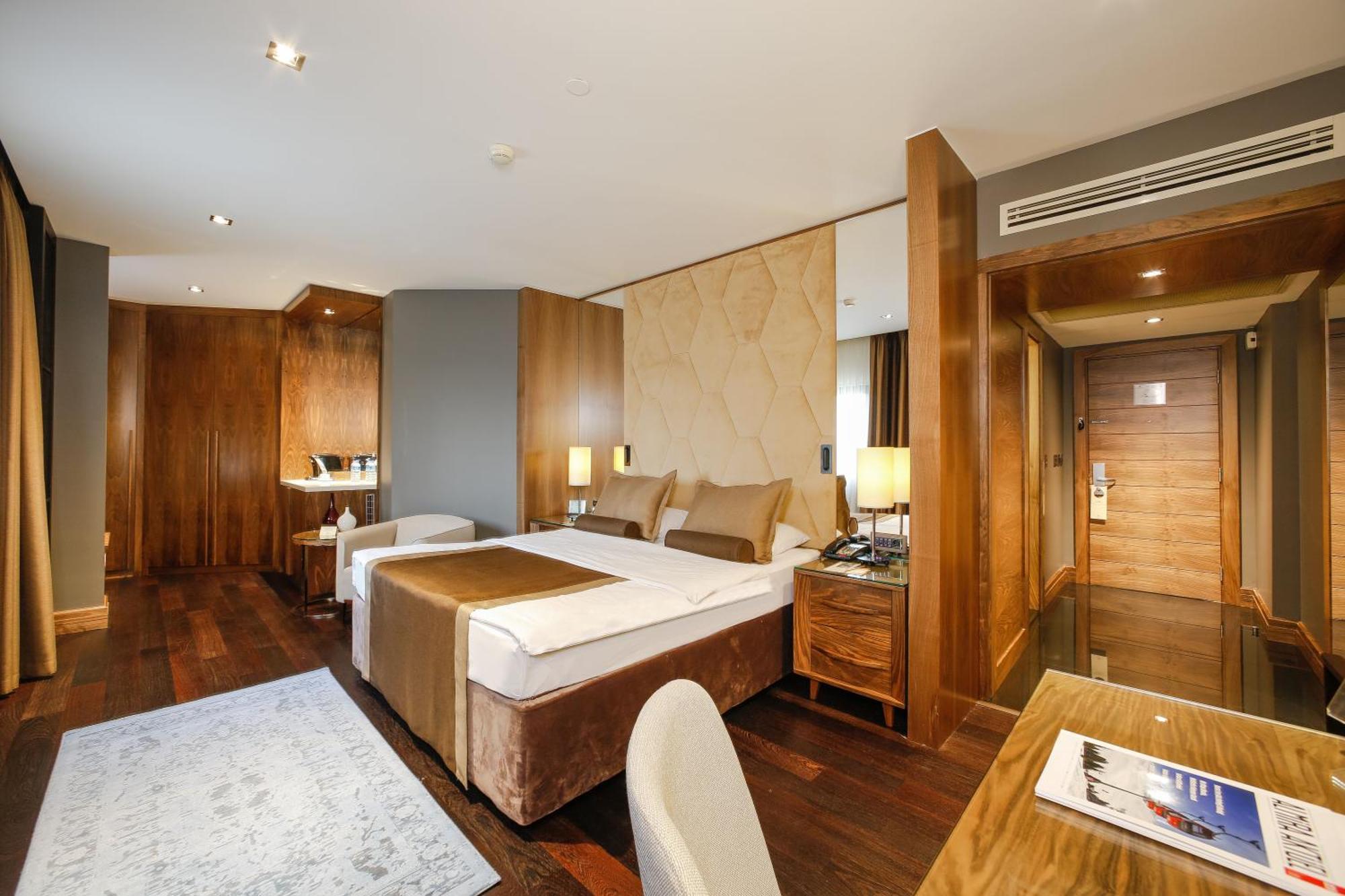Queen Room with Spa Bath