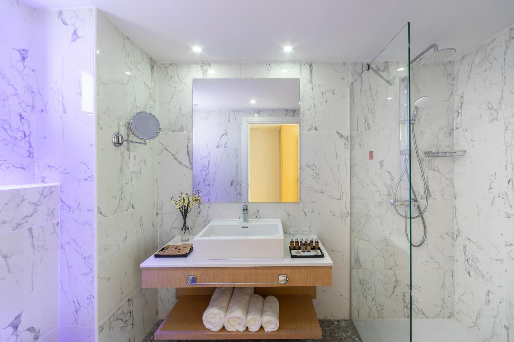 Junior Suite mit Whirlpool-Badewanne und Meerblick