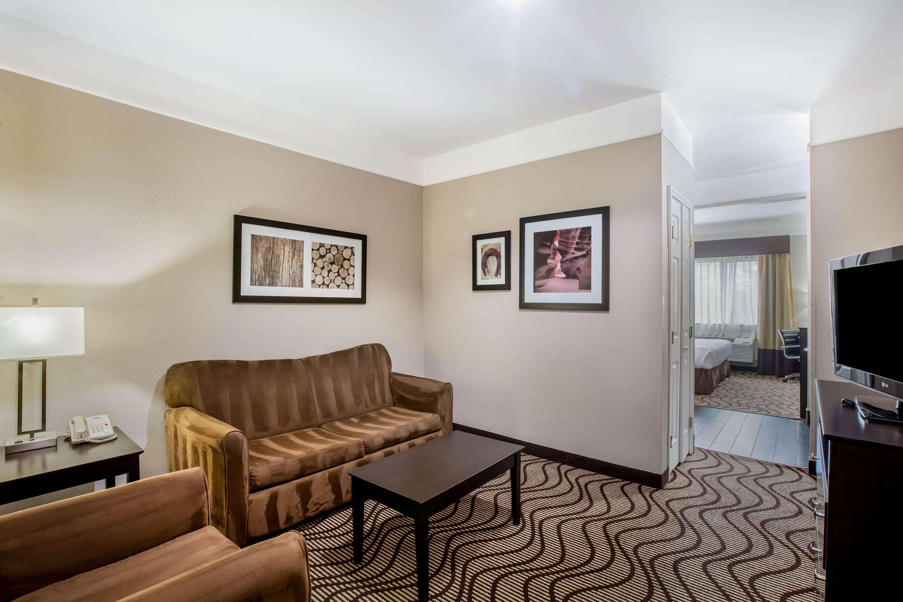 King Room with Bath Tub - Mobility/Hearing Accessible - Non-Smoking