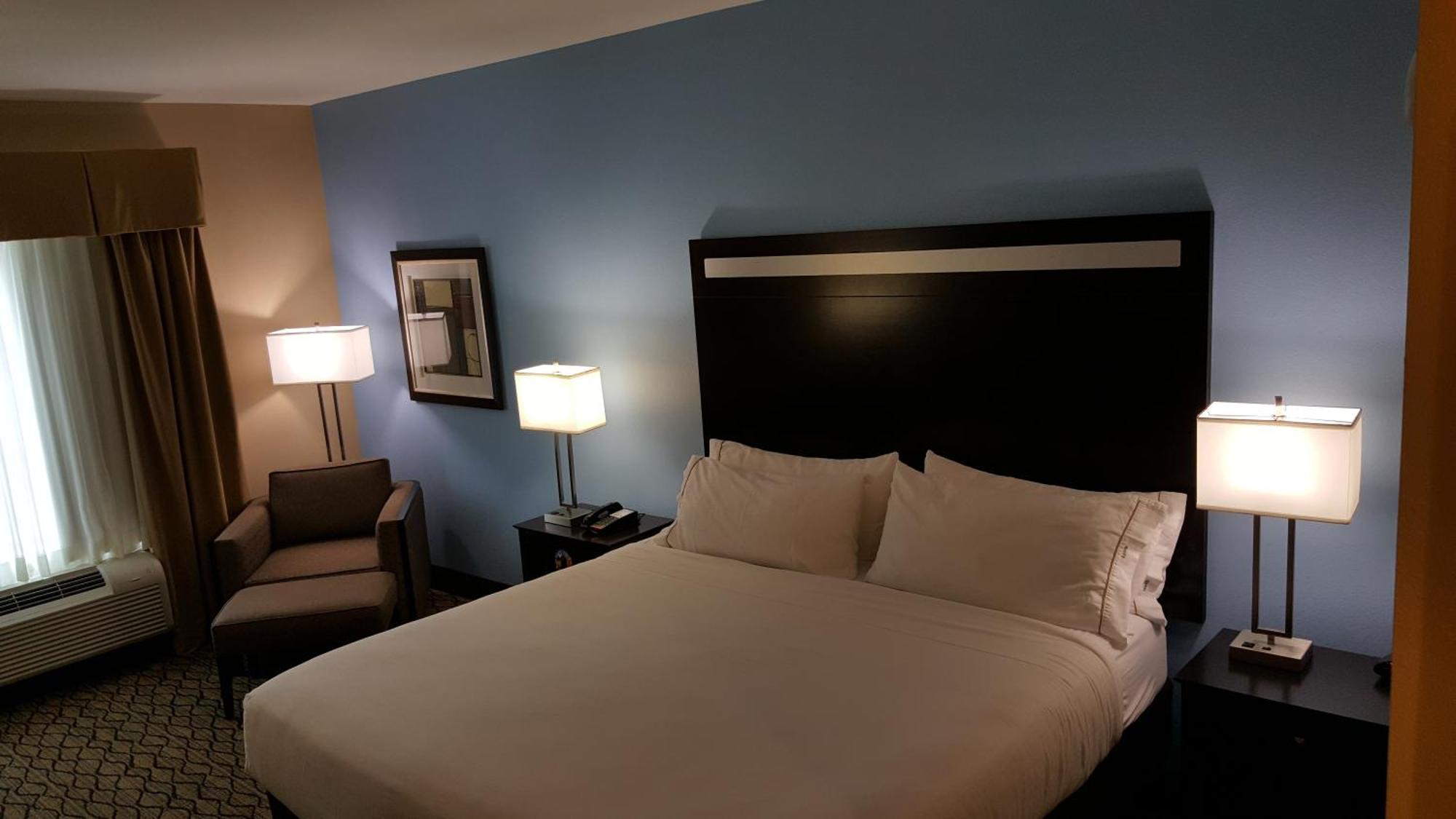 King Room - Hearing Accessible - Non-Smoking