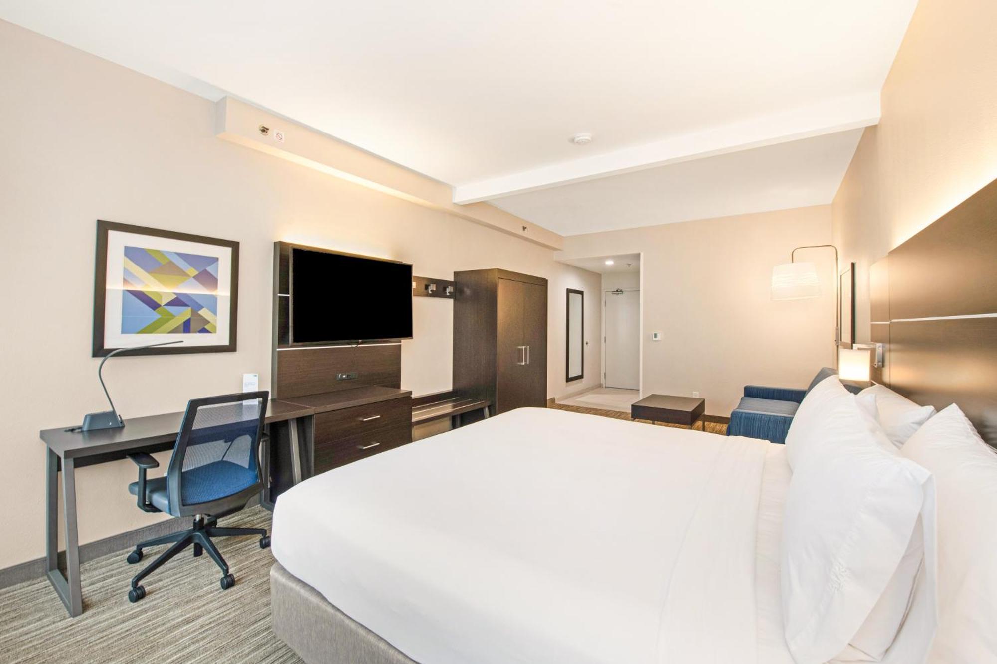 Standard King Room with Accessible Tub - Mobility Access