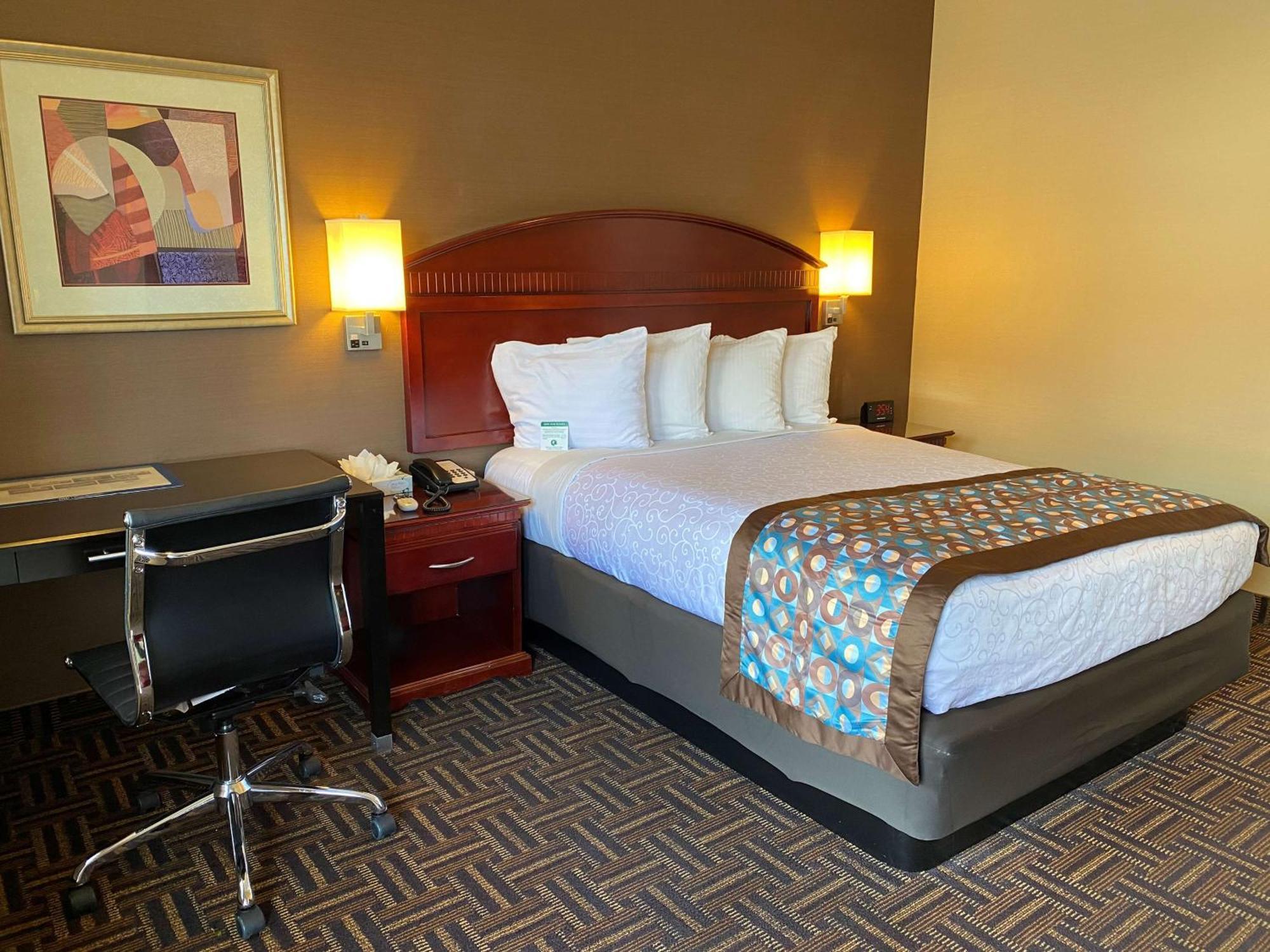 Queen Room with Roll-in Shower - Disability Access - Non smoking