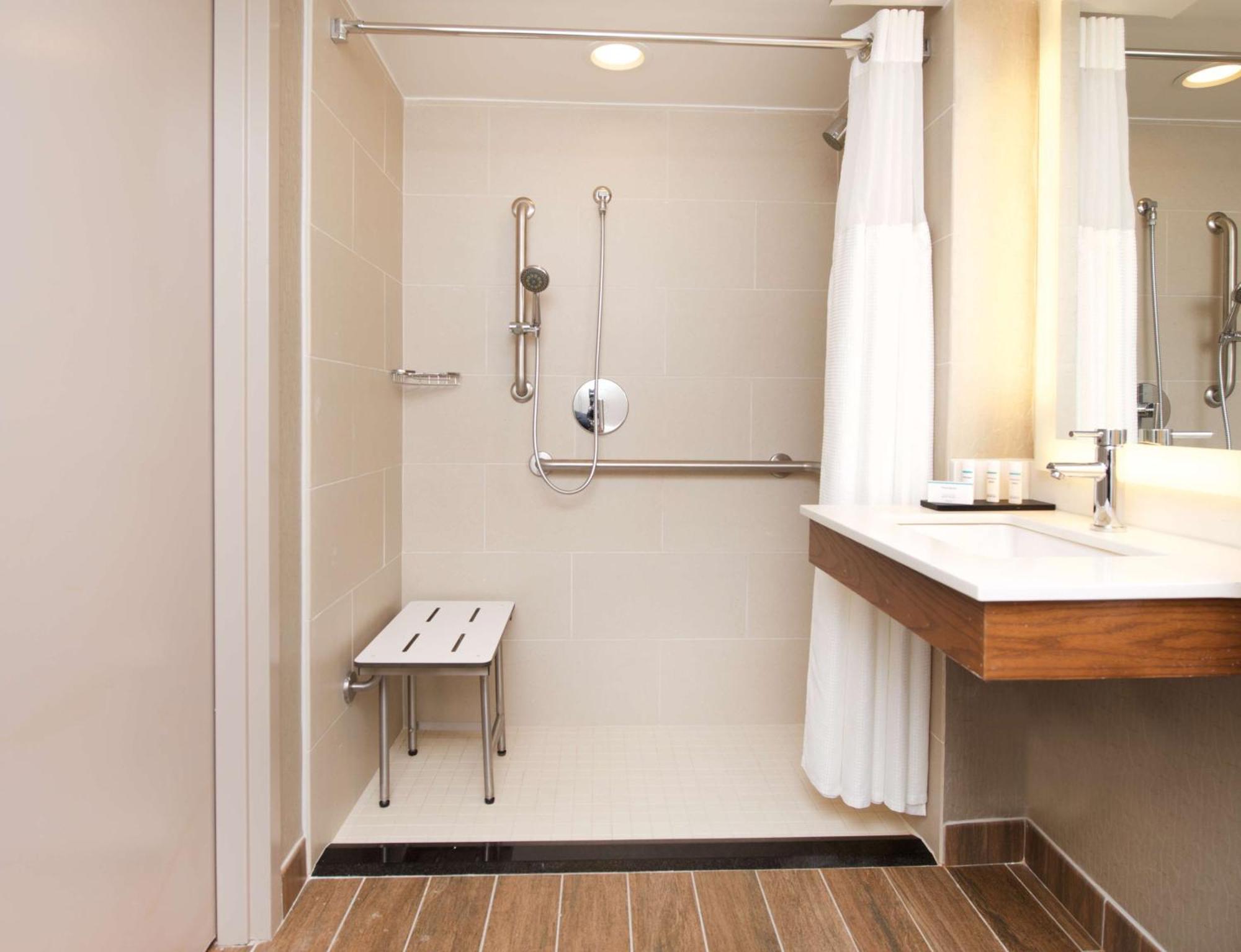 King Suite with Accessible Tub - Mobility and Hearing Access/Non-Smoking