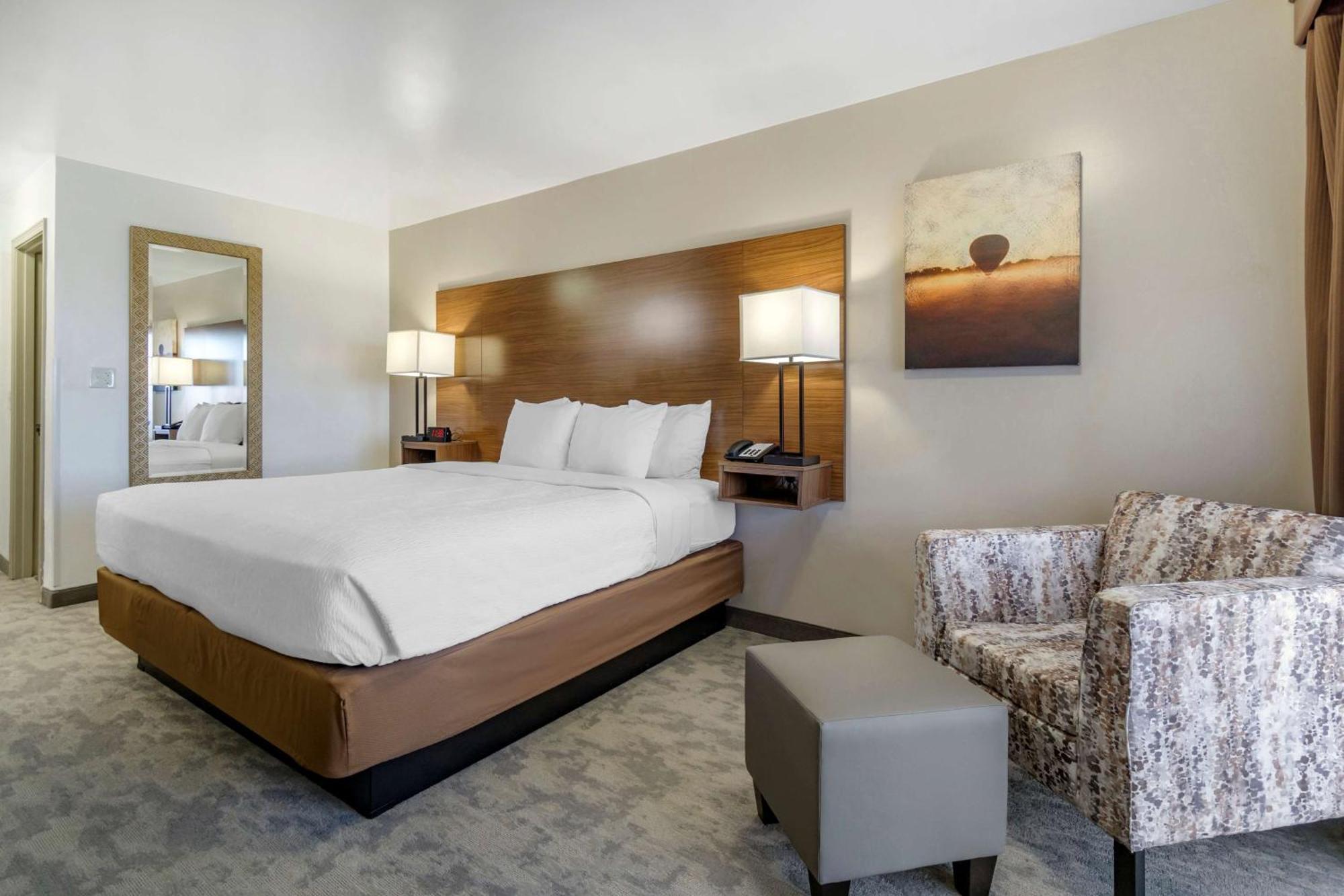 Deluxe King Room with Lake View - Non-Smoking