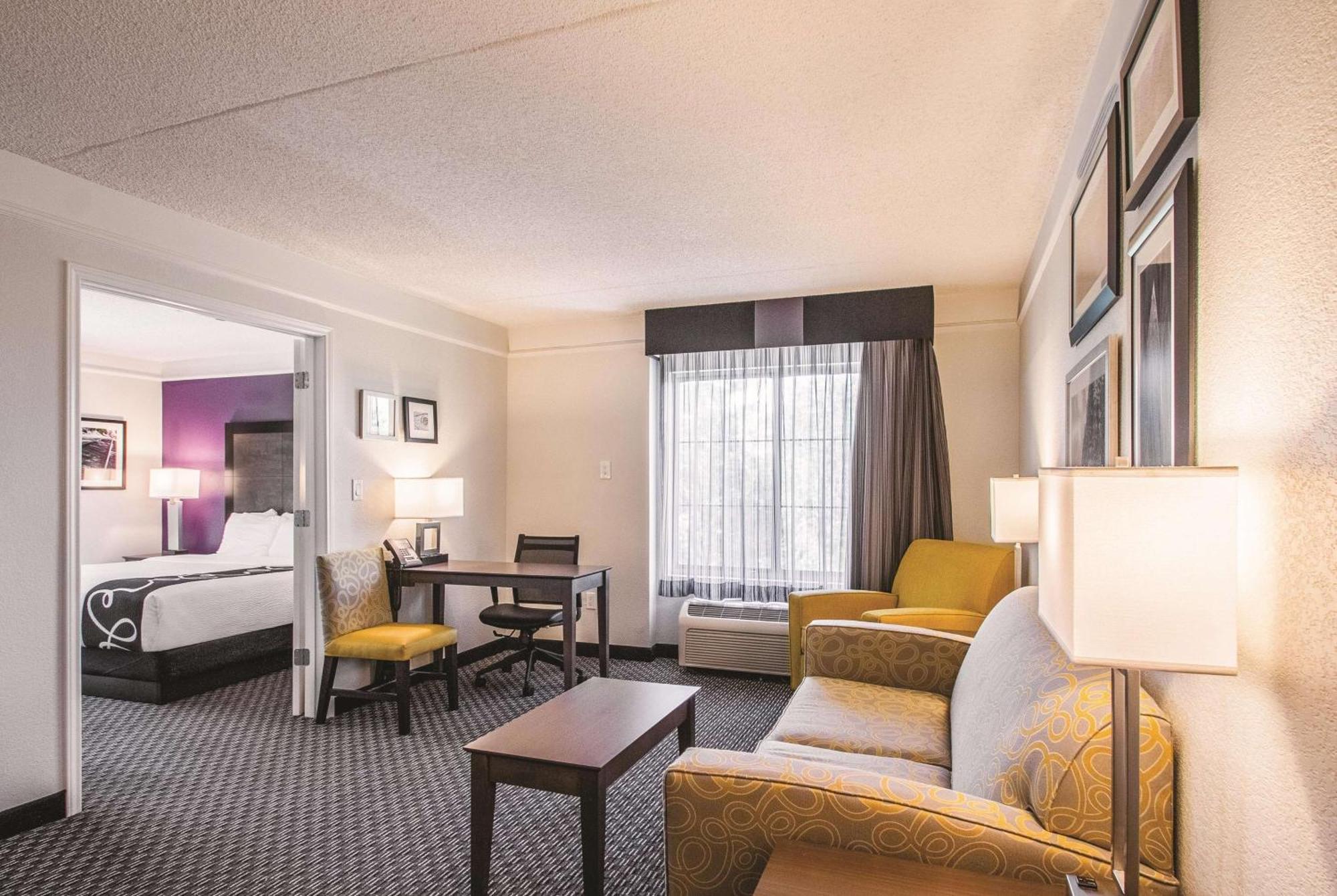 One-Bedroom King Suite - Non-Smoking