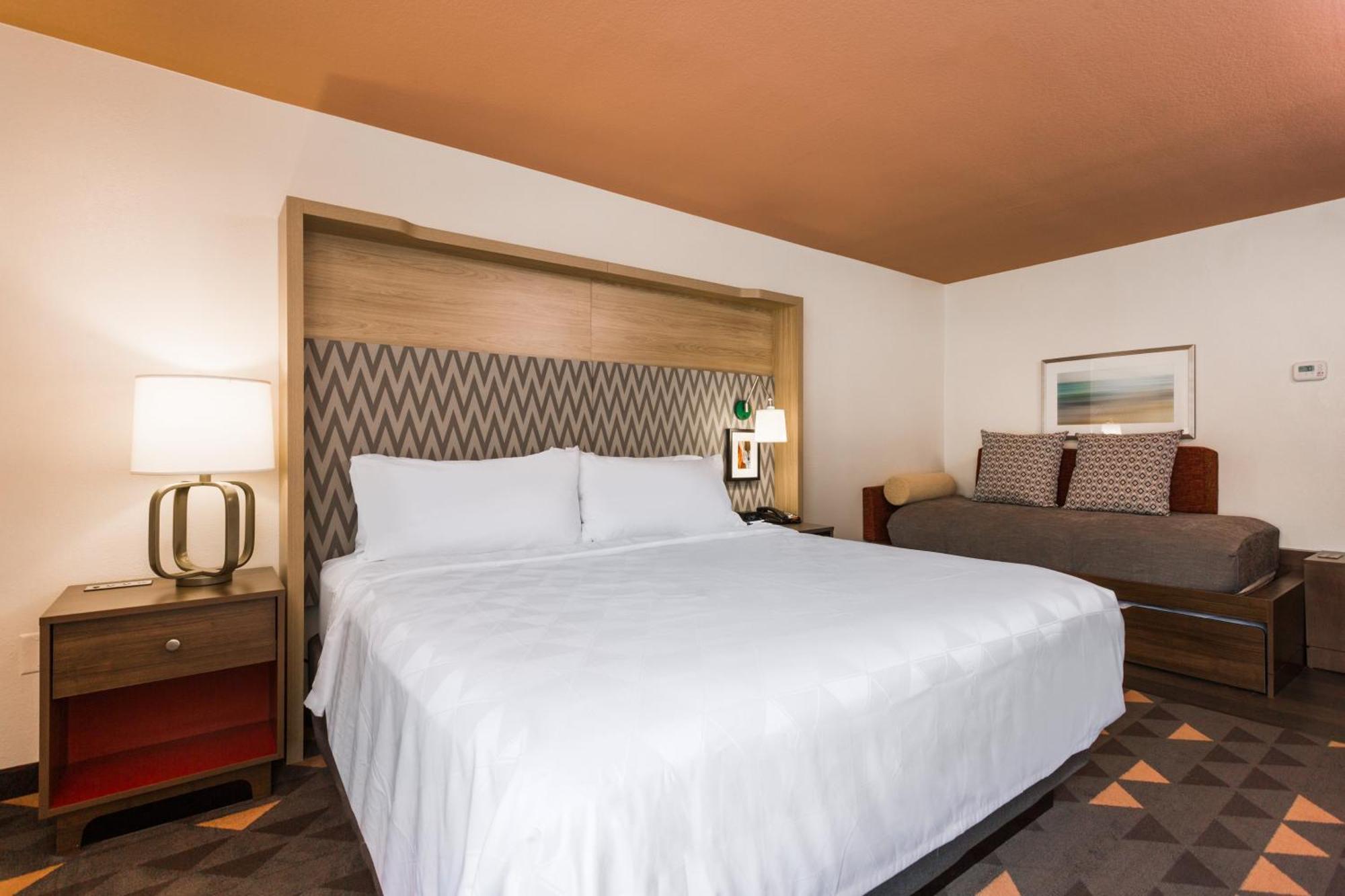 King Room with Roll-Away Bed - Non-Smoking