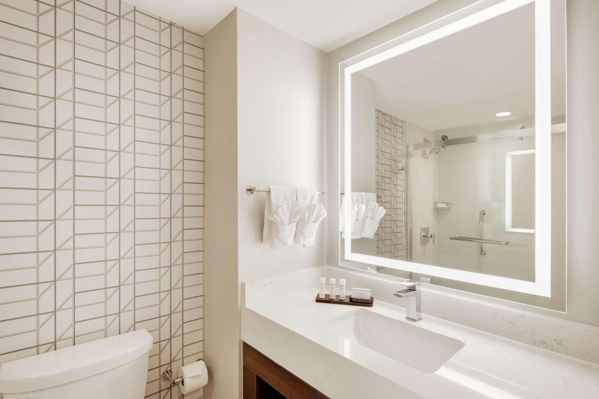 Corner King Suite with Bath Tub - Mobility Access/Non-Smoking