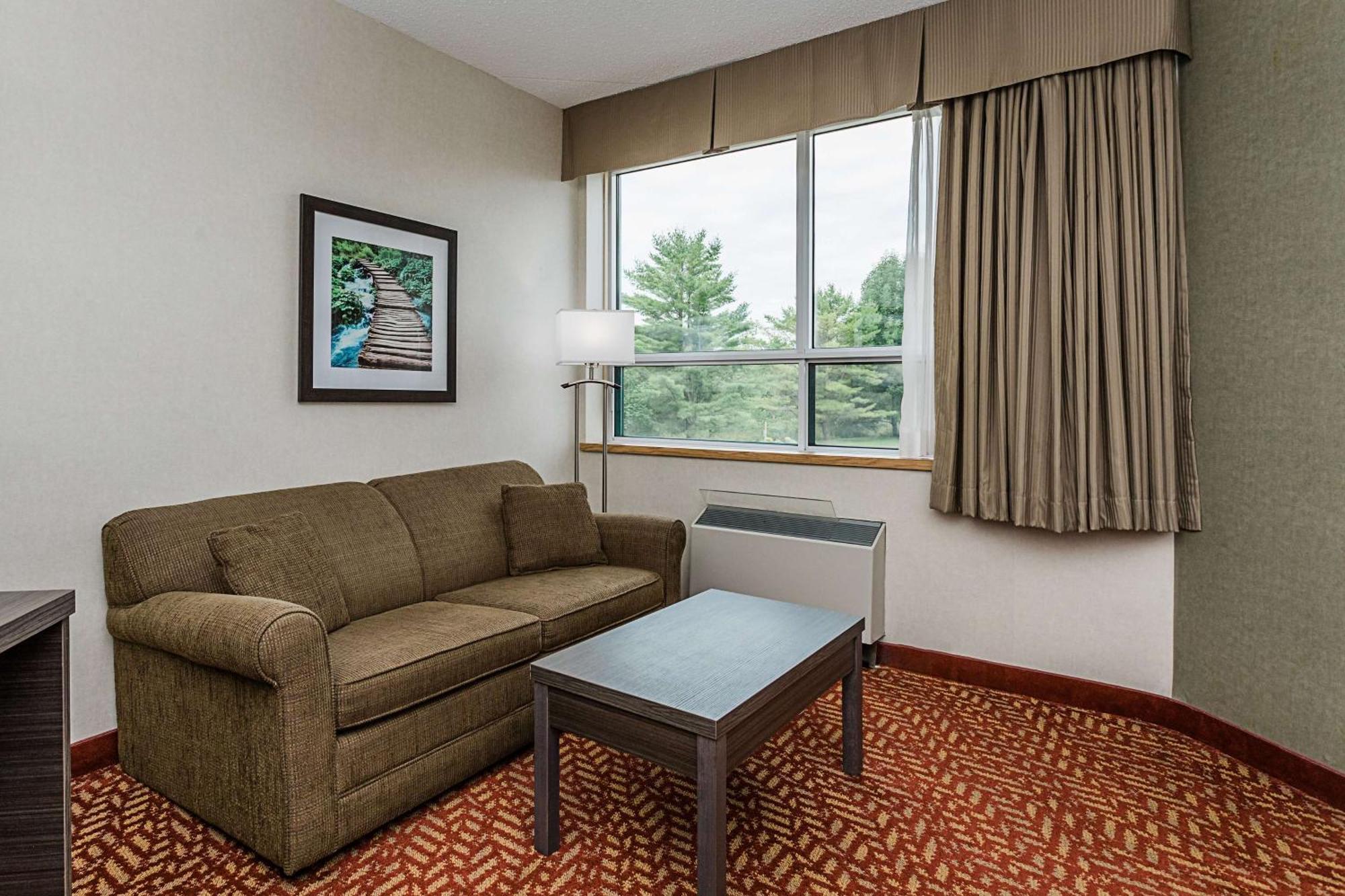 Queen Room with Sofa Bed - Non-Smoking