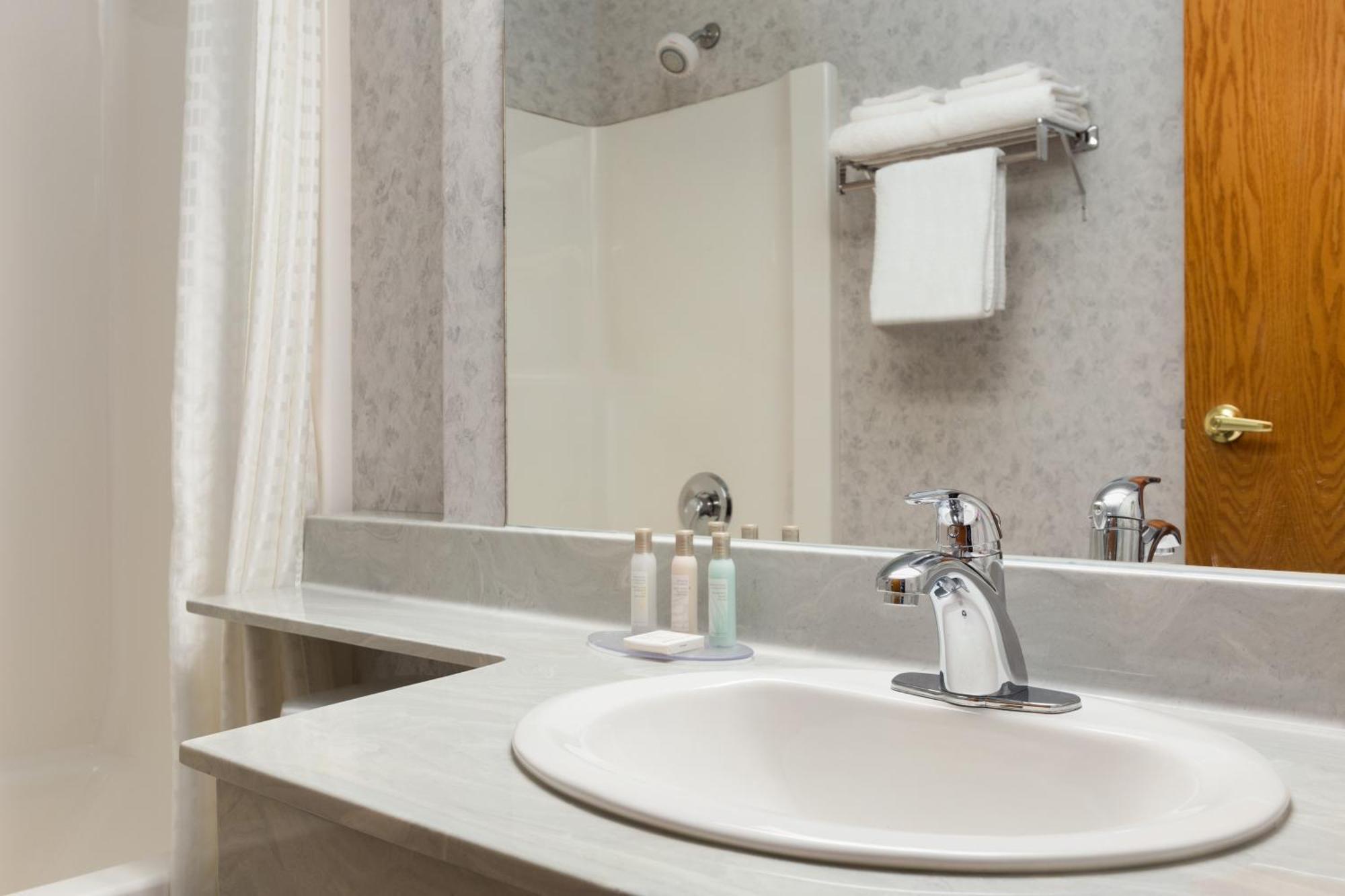 Queen Room - Mobility Access/Non-Smoking