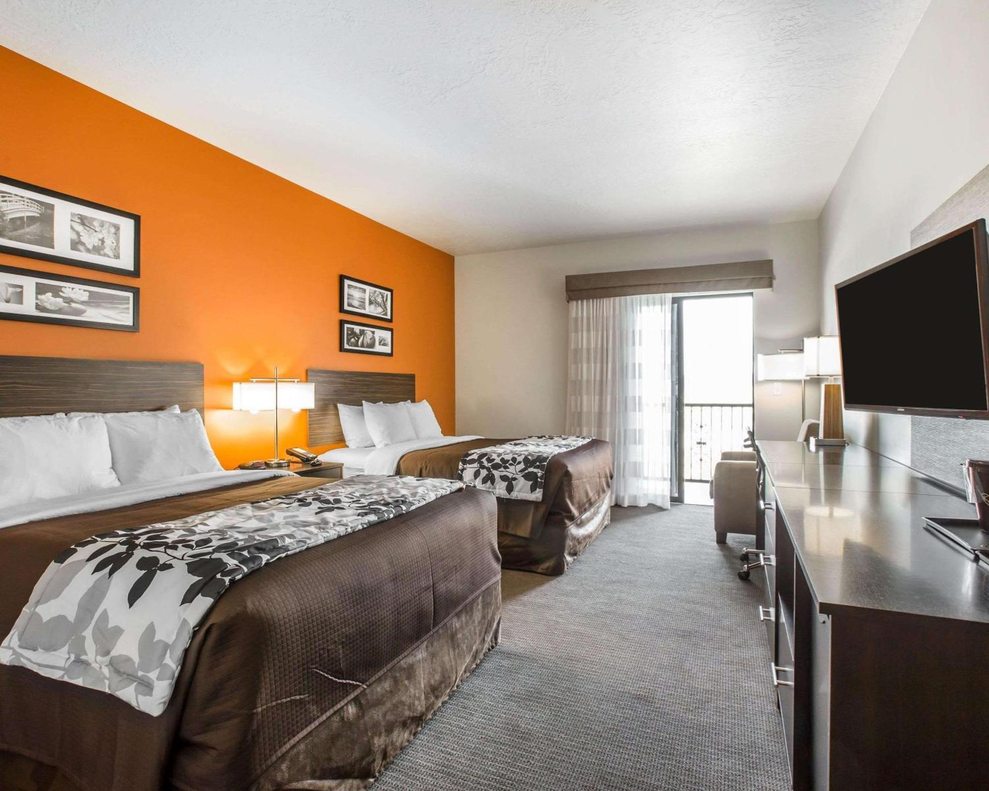2 Queen Beds with Balcony - Non Smoking