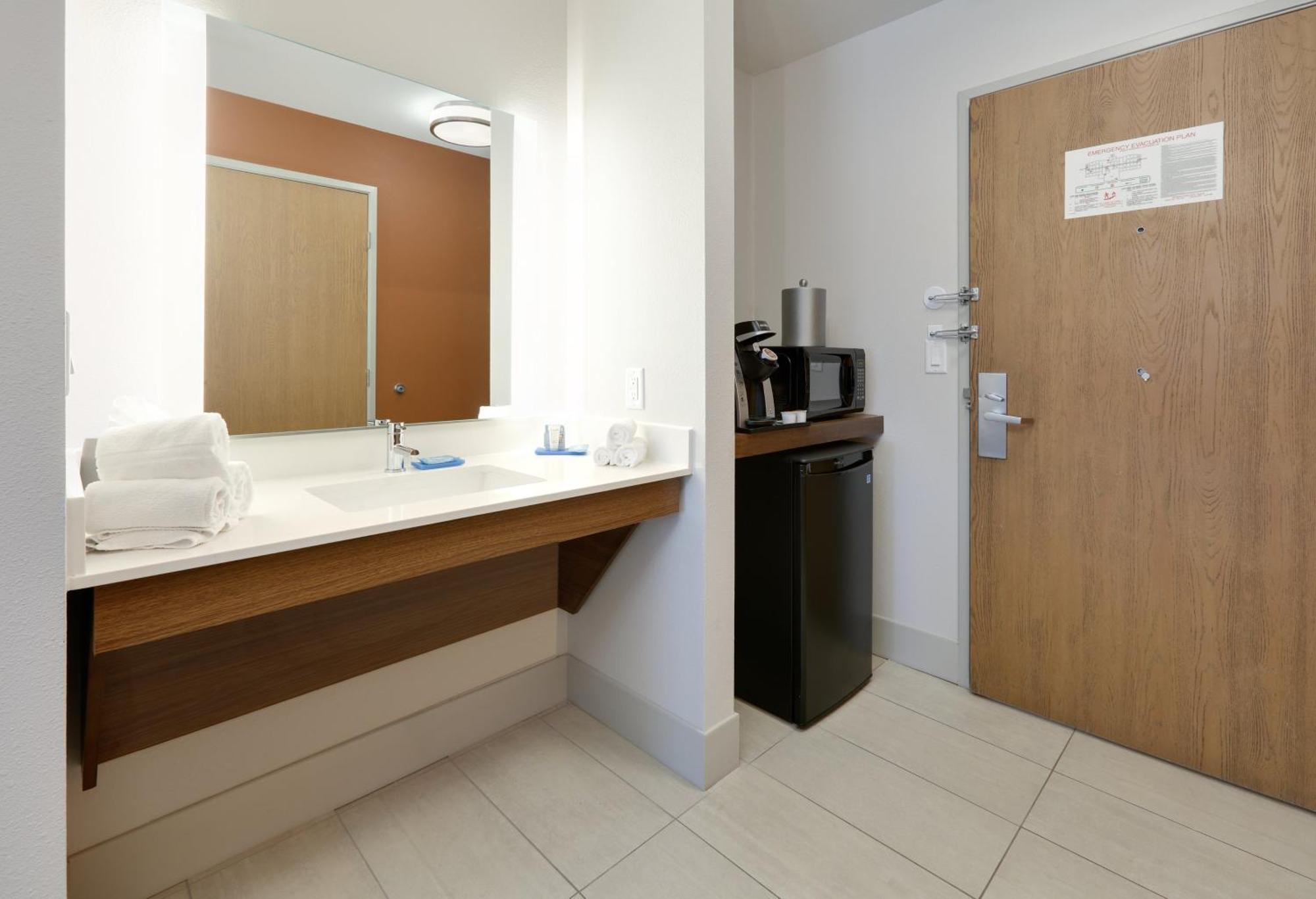 Standard King Room with Roll-in Shower - Mobility Accessible