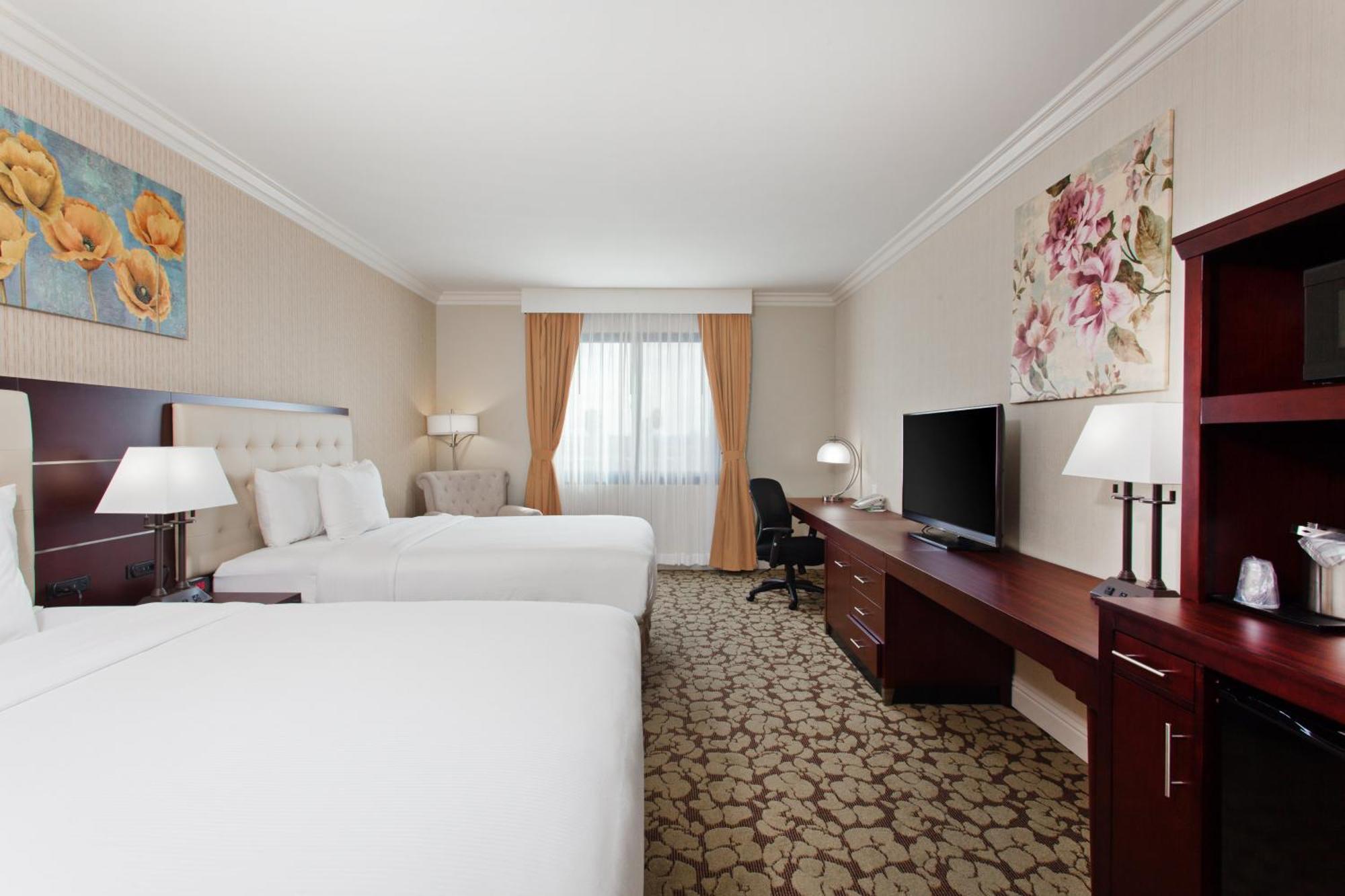 Premium Queen Room Living Area