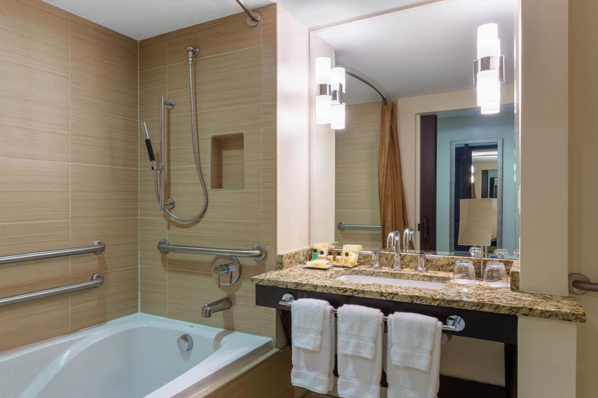 King Room with Bath Tub and City View - Mobility Access/Non-Smoking