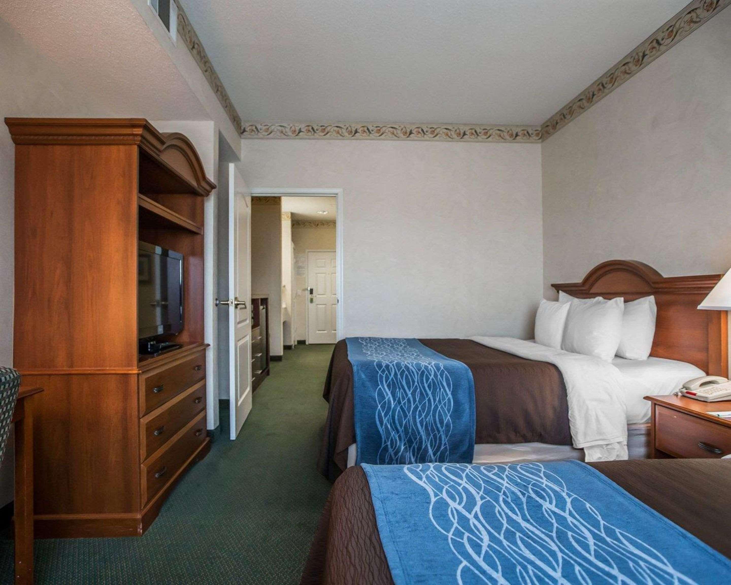 Queen Suite with Two Queen Beds and Sofa Bed - Non-Smoking