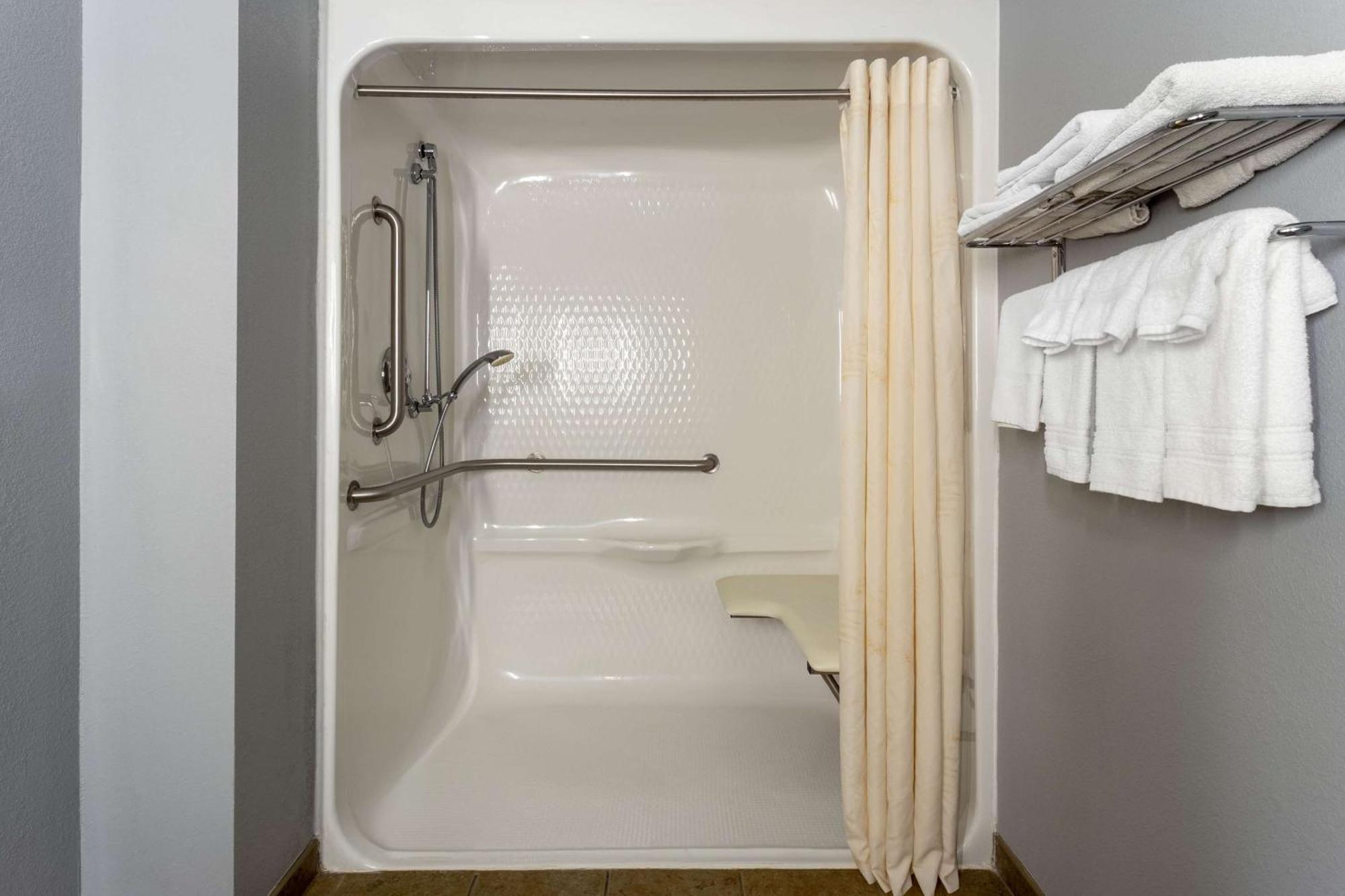 Deluxe Queen Room - Mobility Access/Non-Smoking