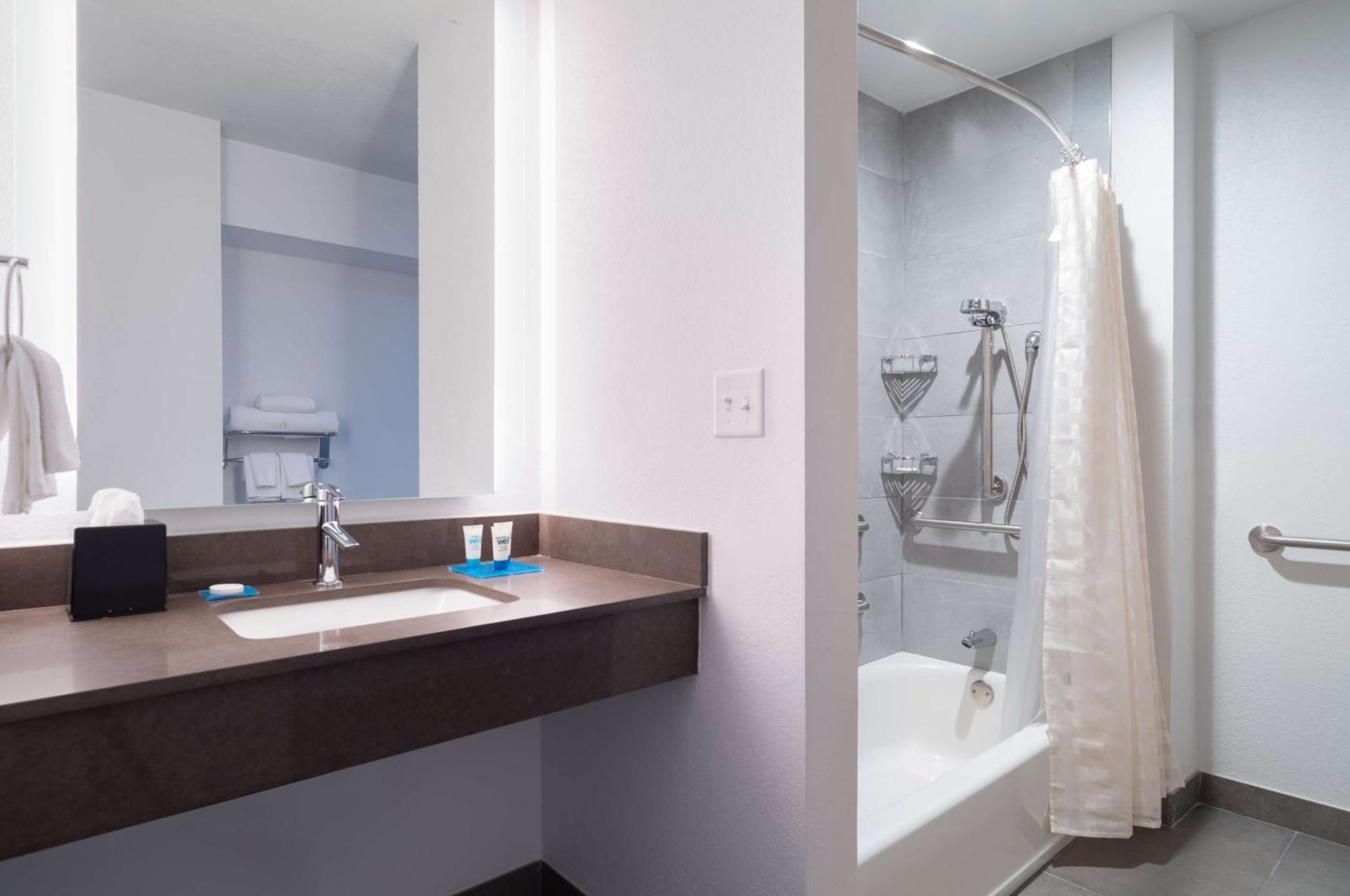 Queen Room with Accessible Tub - Disability Access