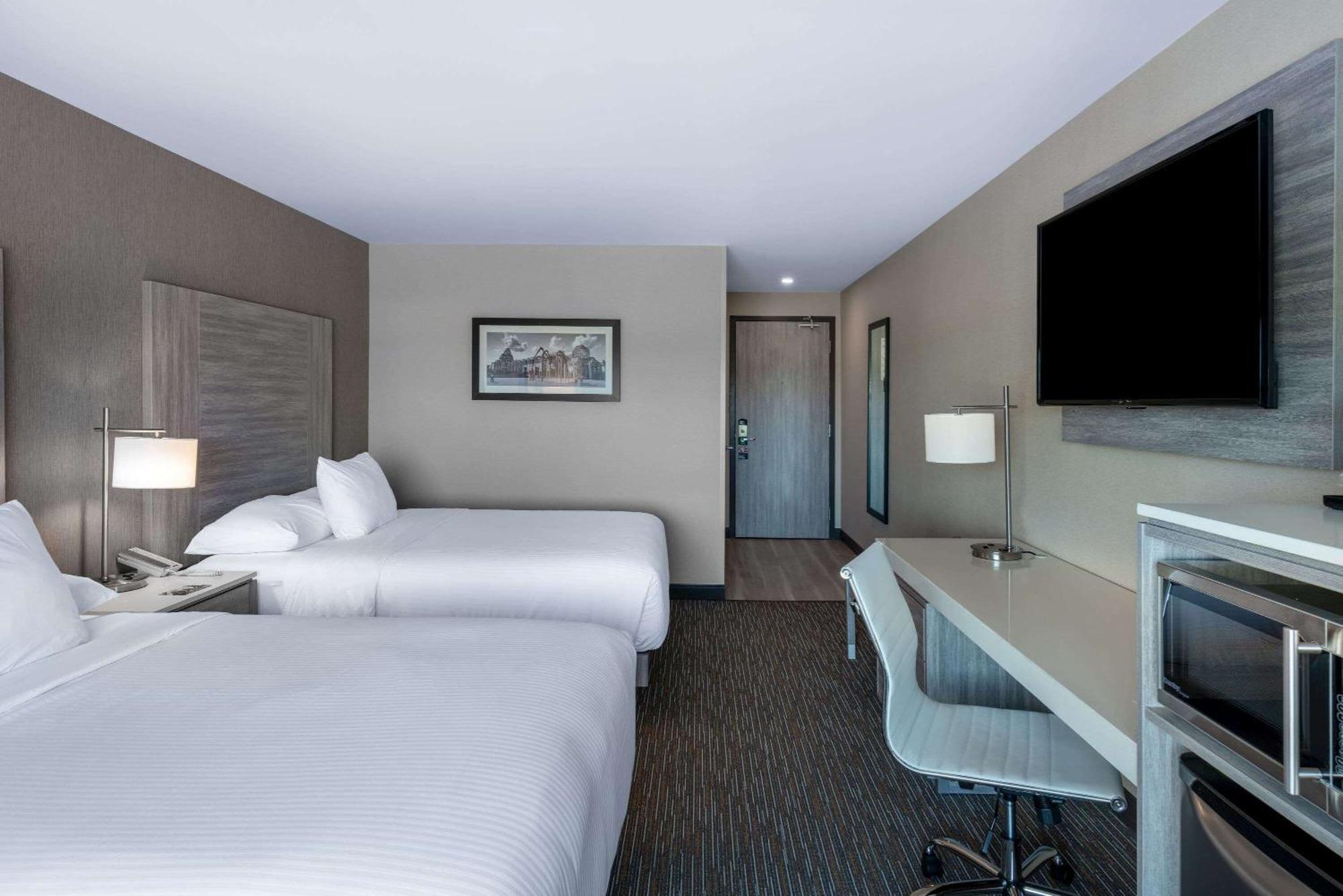 Deluxe Queen Room with Two Queen Beds - Non-Smoking