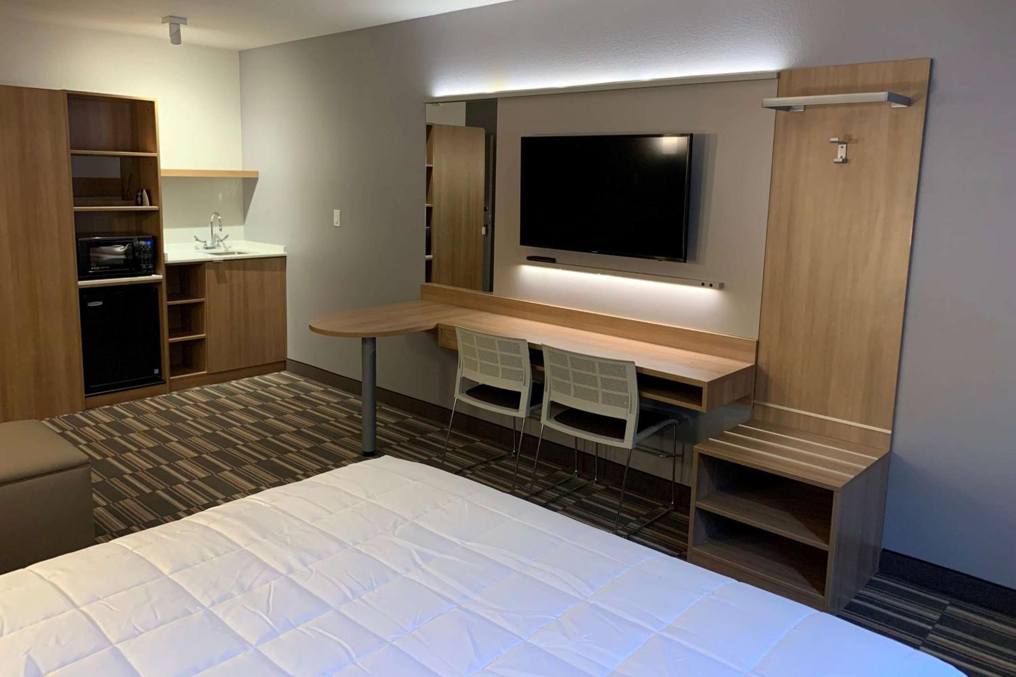 Queen Suite with Mobility/Hearing Impaired Access - Non-Smoking