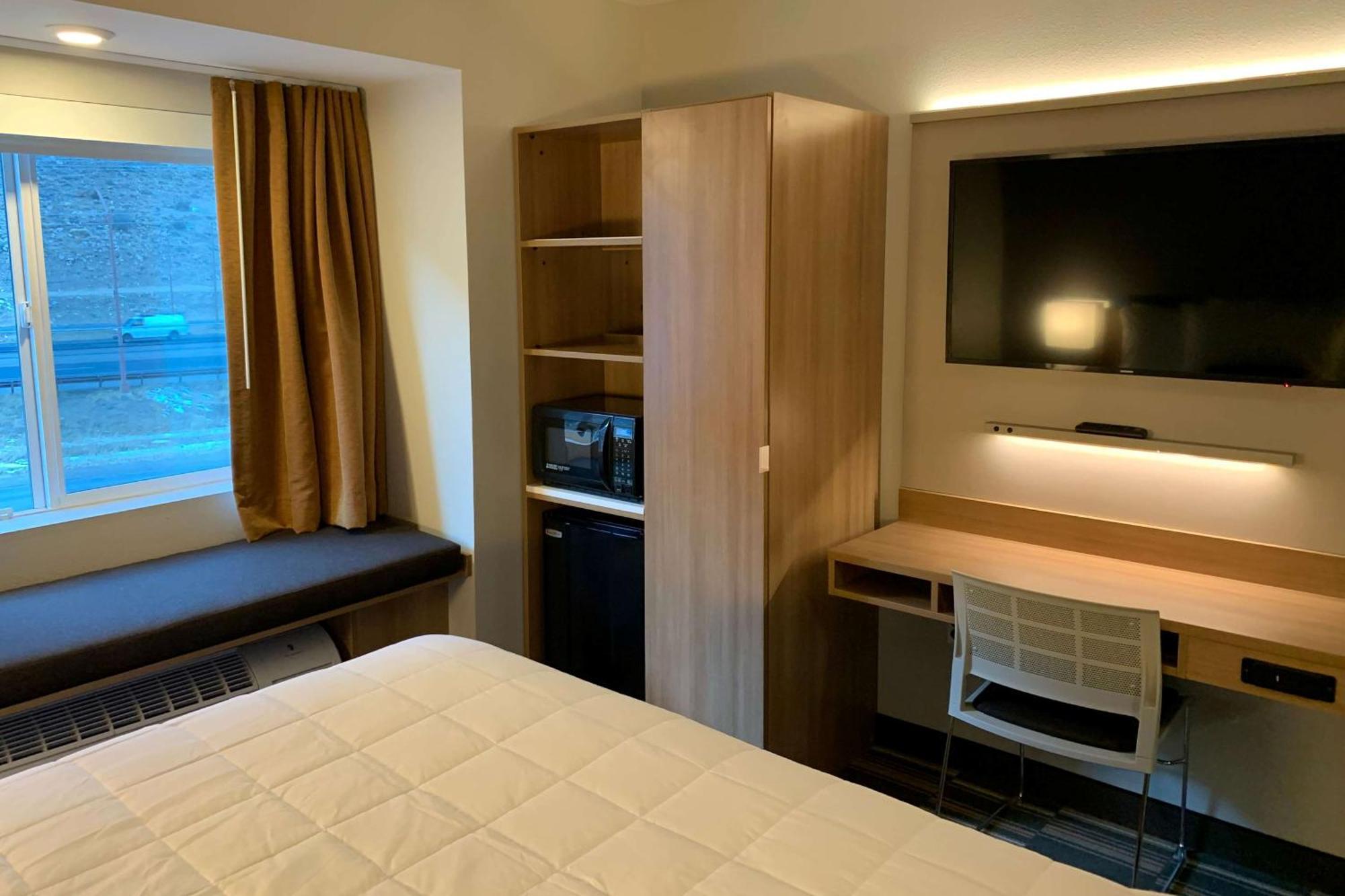 Queen Room with Mobility/Hearing Access - Non-Smoking