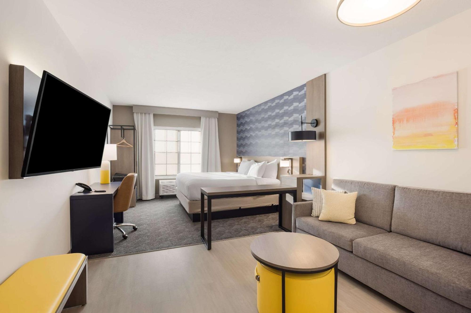 King Suite with Sofabed and Roll-In Shower - Accessible/Non Smoking/Pet Friendly