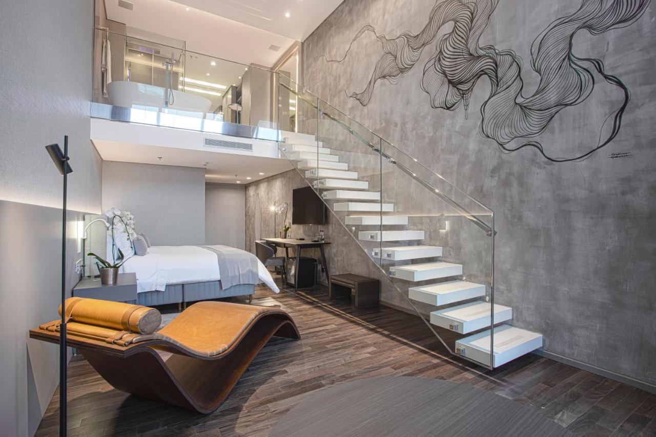 Suite with Hot Tub at the deck