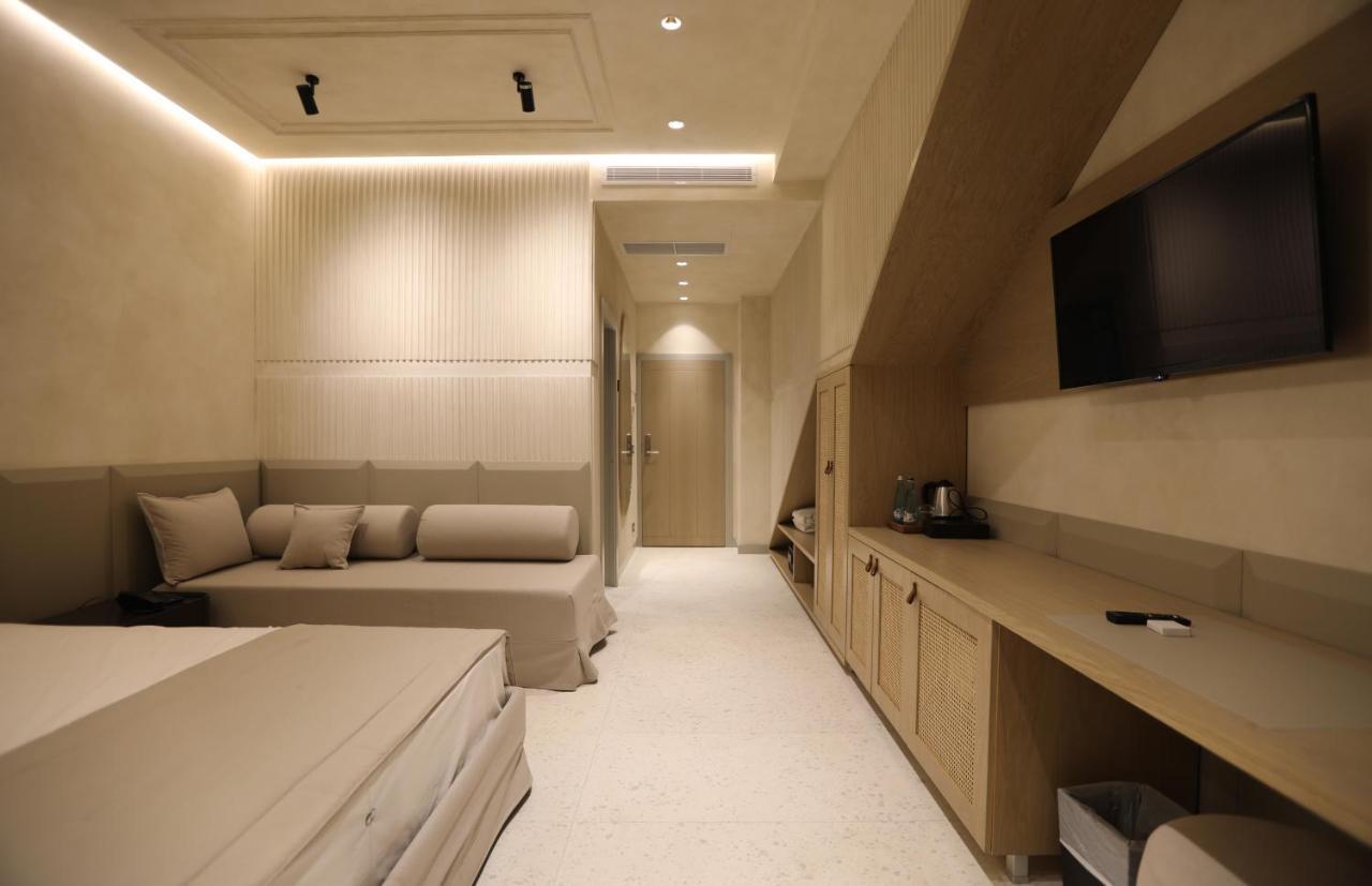 Zimmer mit Kingsize-Bett und Poolblick