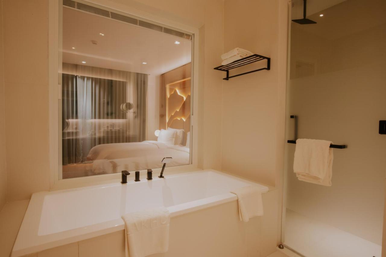 Deluxe Twin Suite with Bathtub and Private Balcony