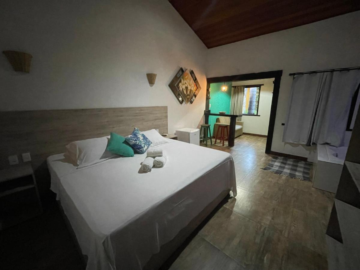 Quarto com Cama King-size e Banheira de Hidromassagem