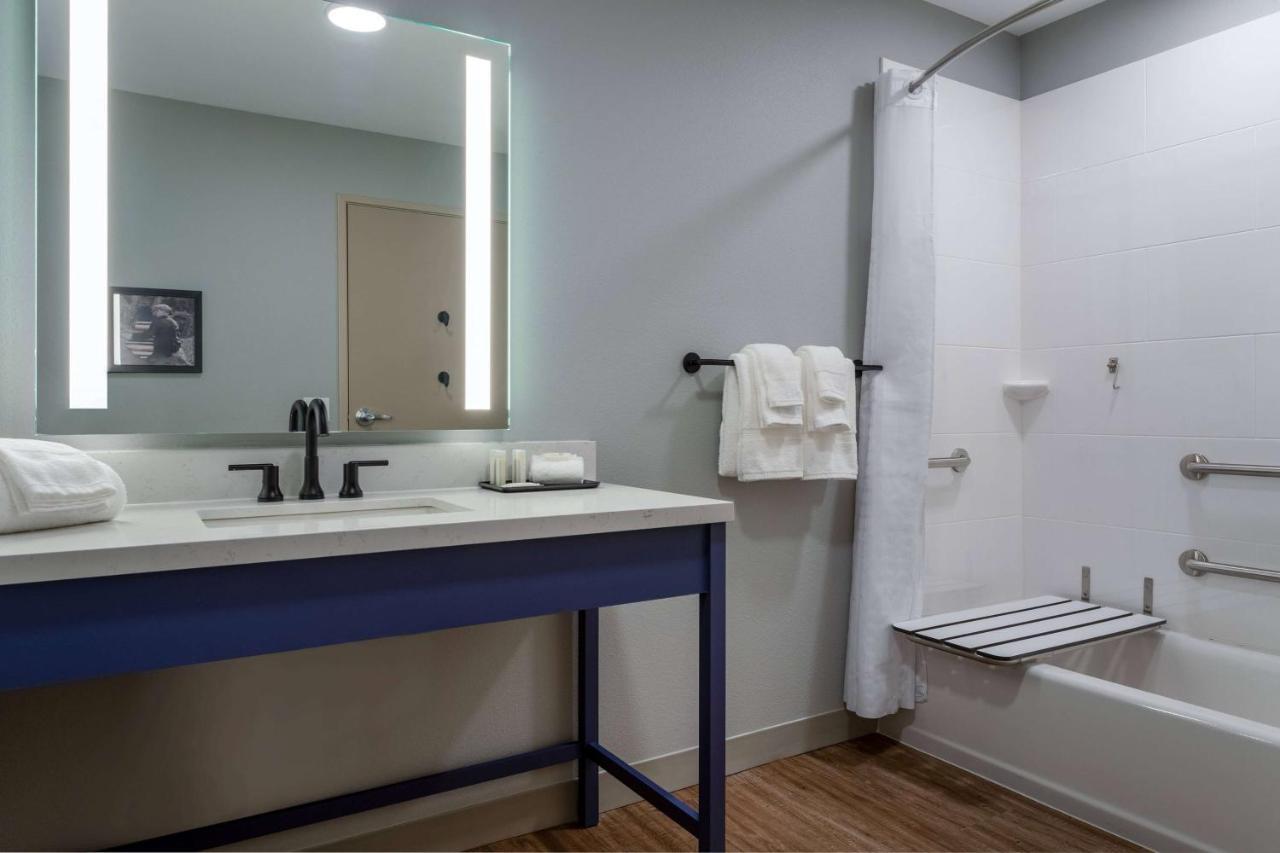 1 King Bed, Mobility/Hearing Accessible Room, Bathtub w/ Grab Bars, Non-Smoking