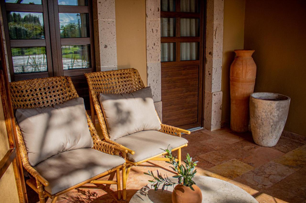 Habitación con cama extragrande.