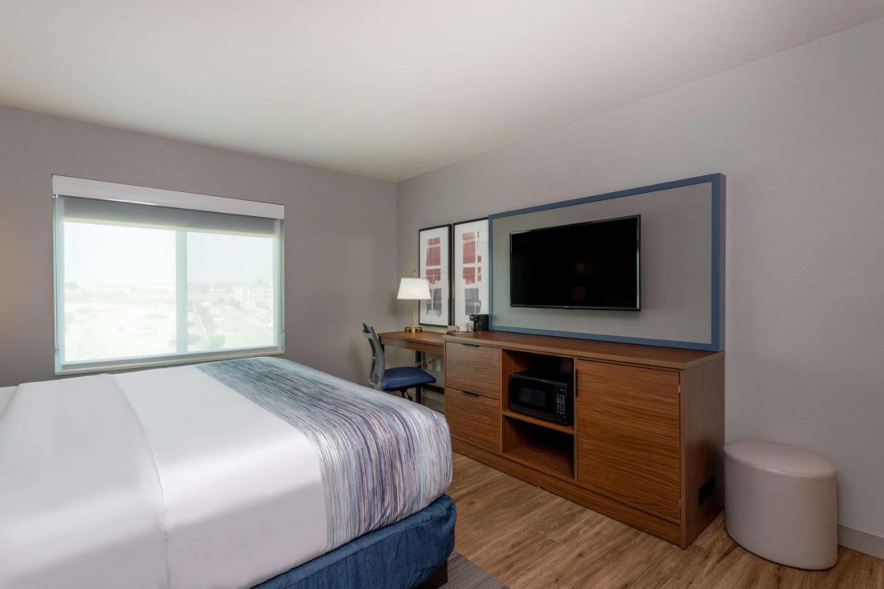 1 King Bed, Mobility/Hearing Accessible Room, Roll-In Shower, Non-Smoking