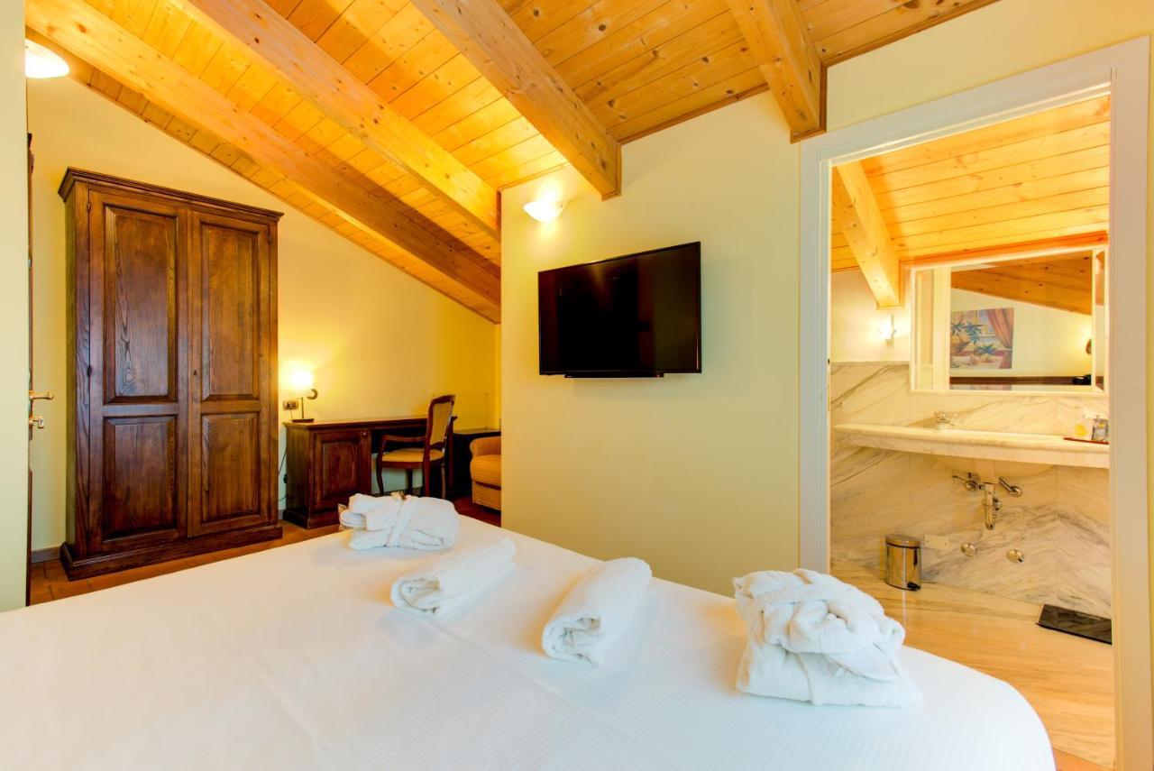 Deluxe Double or Twin Room Spa Bath,1326171757:JPEG